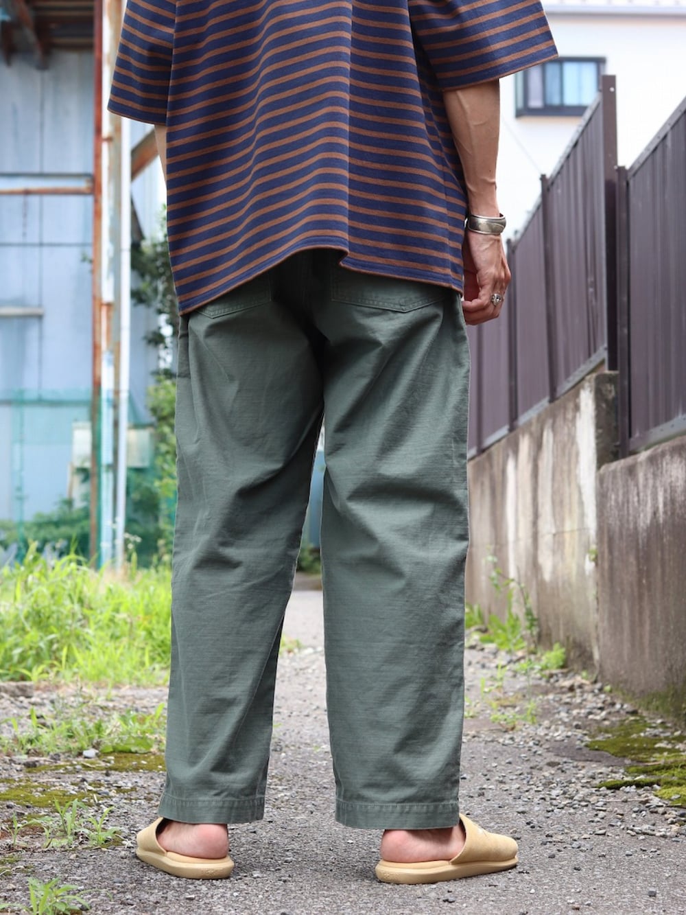 ブルー系のTシャツ/カットソー、グリーン系のその他パンツ、グリーン系のその他パンツを着用したメンズの夏コーディネートの4枚目の写真