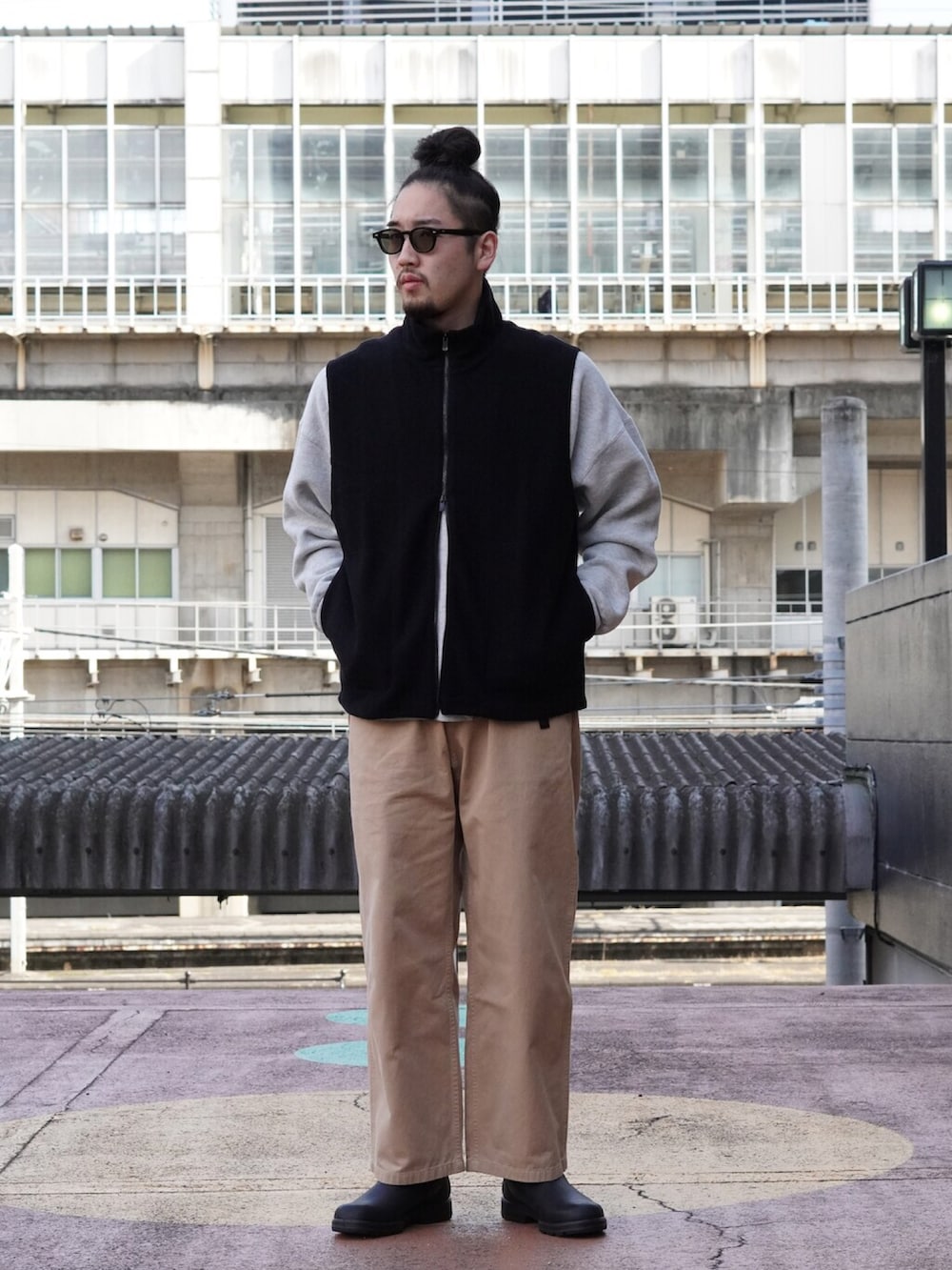 「スウェット、コート、ブーツ、チノパン、サングラス、冬コーデ、GRAMICCI、marka、チョコ色に染まれ、REMI RELIEF NAVY LABEL」｜「markaのアイテム（その他アウター、ブラック系）」を使った、ARKnets STAFFさん（メンズ・180cm）の冬コーディネートの3枚目の写真