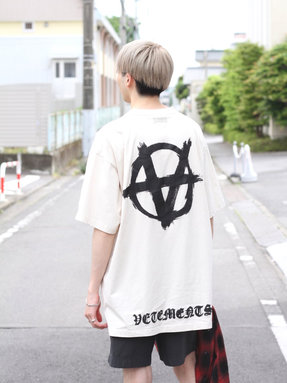 「ロゴT、チェックシャツ、ショートパンツ、Tシャツ、ハーフパンツ、プリントT、Acne Studios、vetements、minedenim、HOKA ONE ONE」｜「VETEMENTSのVETEMENTS / ヴェトモン：DOUBLE ANARCHY LOGO T-SHIRT：UA52TR450[RIP]（Tシャツ/カットソー、ホワイト系）」を使った、ARKnets STAFFさん（メンズ・182cm）の夏コーディネートの4枚目の写真