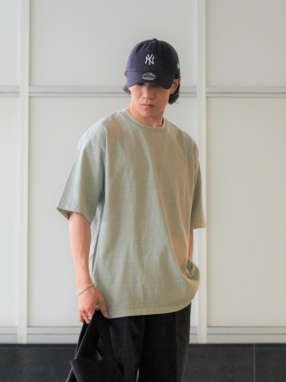 「ジャケット、セットアップ、ブラックコーデ、サンダル、モード、エコバッグ、marka、PORT BY ARK、oofos、REMI RELIEF NAVY LABEL」｜「markaのmarka / マーカ：S.B. SHIRT JACKET - ORGANIC WOOL MOHAIR TROPICAL -：M22A-10SH01C[COR]（テーラードジャケット、ブラック系）」を使った、ARKnets STAFFさん（メンズ・169cm）の夏コーディネートの2枚目の写真