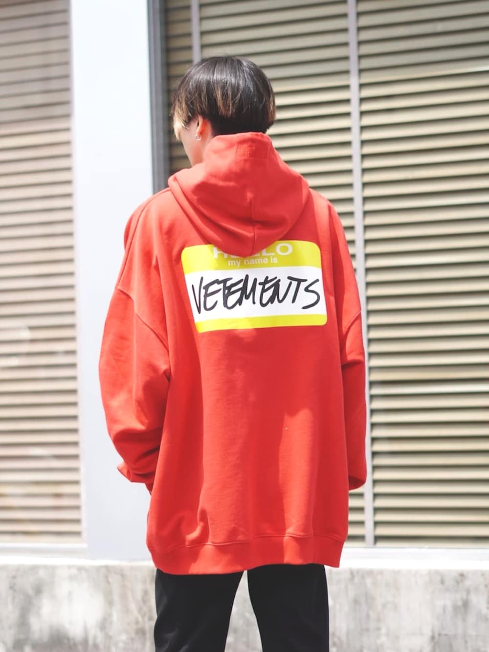 「ビッグシルエット、パーカー、レッド、大人カジュアル、モード、RICK OWENS、モードストリート、ハイブランド、vetements、ヴェトモン」｜「VETEMENTSのVETEMENTS / ヴェトモン：MY NAME IS VETEMENTS HOODIE：UA53HD180R[RIP]（パーカー、レッド系）」を使った、ARKnets STAFFさん（メンズ・183cm）の秋コーディネートの3枚目の写真