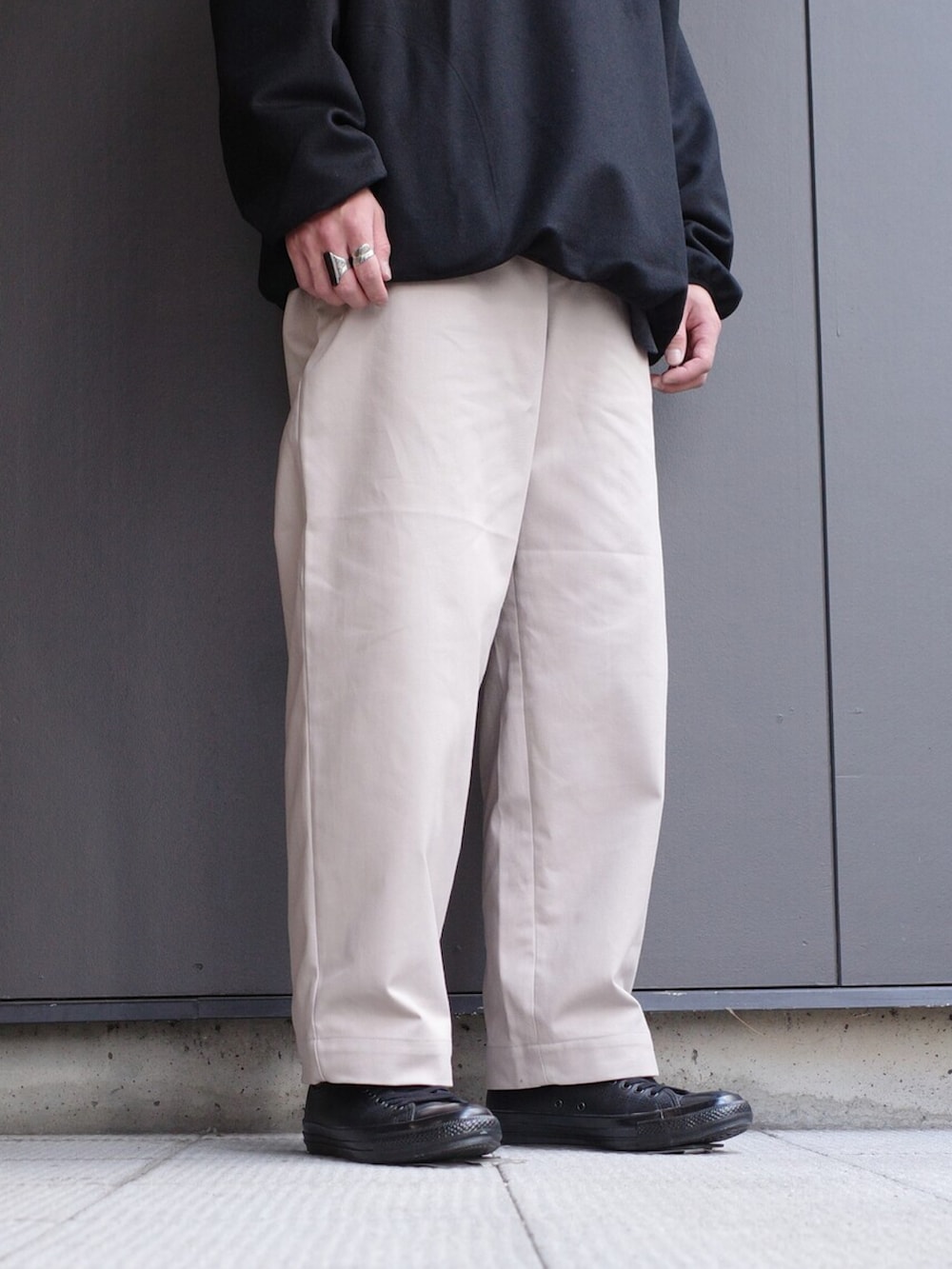 ブラック系のその他トップス、グレー系のシャツ/ブラウス、ベージュ系のその他パンツを着用したメンズの秋コーディネートの3枚目の写真