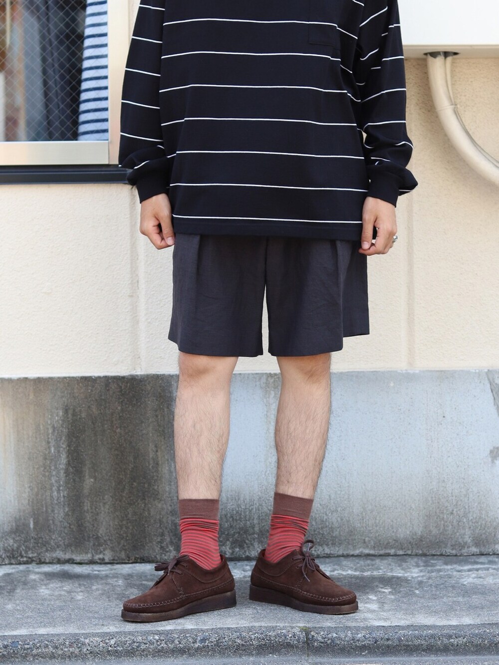 ブラック系のTシャツ/カットソー、ブラック系のその他パンツを着用したメンズの夏コーディネートの3枚目の写真