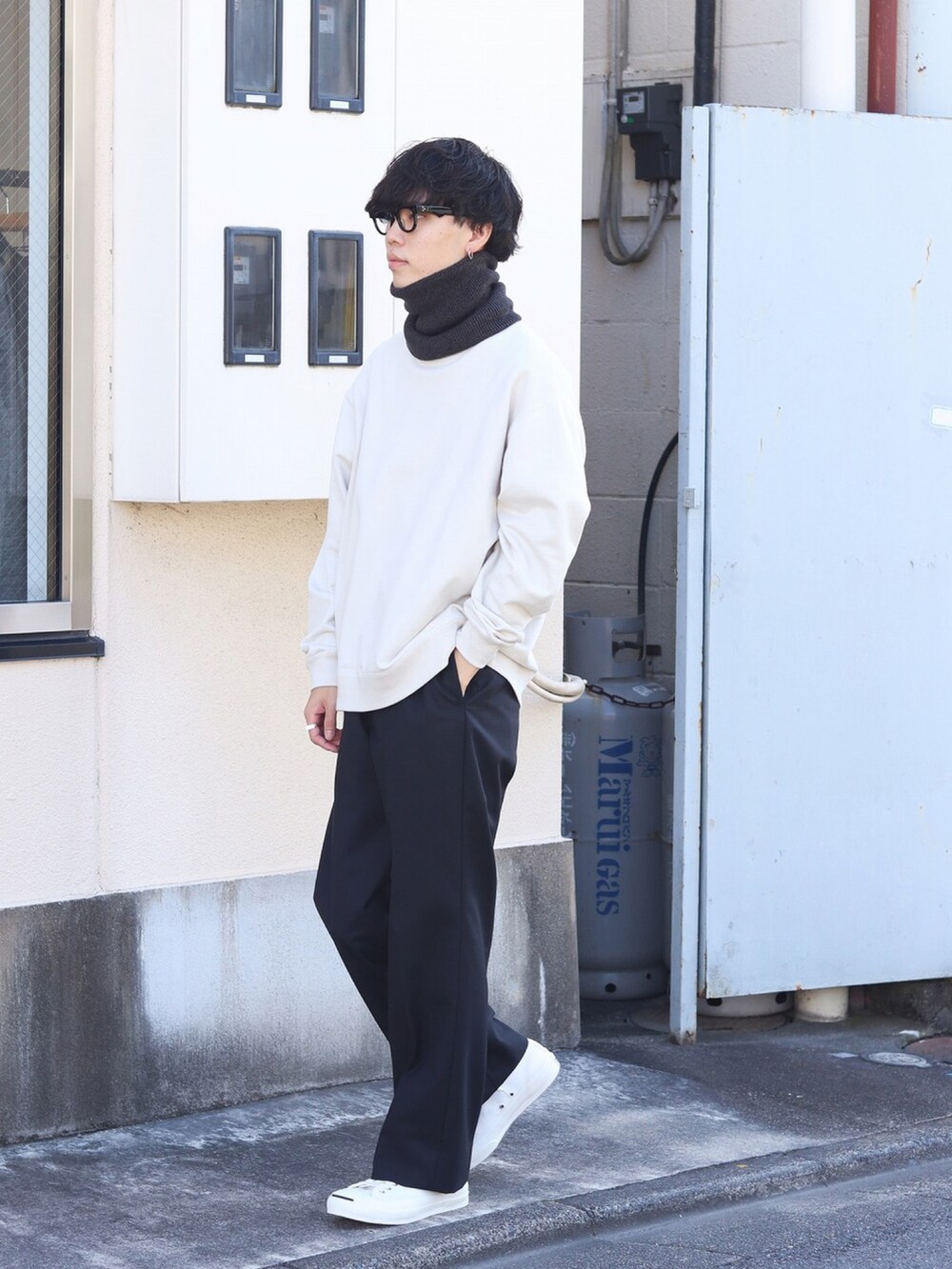 ブルー系のミリタリージャケット、ホワイト系のTシャツ/カットソーを着用したメンズの秋コーディネートの2枚目の写真