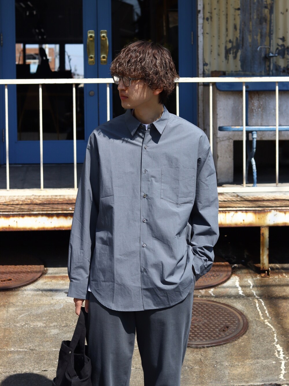 「春、シンプル、春カラー、ゆるコーデ、オーバーサイズ、ワントーンコーデ、シャツスタイル、marka、PORT BY ARK、YAECA」｜「PORT BY ARKのPORT BY ARK / ポートバイアーク：Regular Collar Shirt：PO11-SH001[COR]（シャツ/ブラウス、グレー系）」を使った、ARKnets STAFFさん（メンズ・181cm）の春コーディネートの2枚目の写真