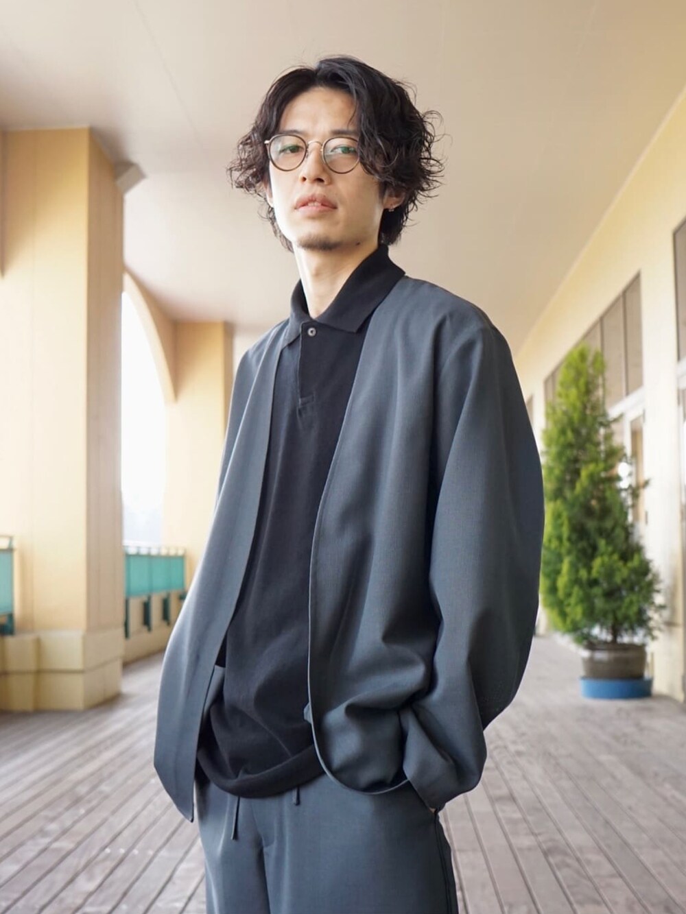 「シンプルコーデ、春カラー、カジュアルコーデ、休日コーデ、レイヤードスタイル、メンズライク、セットアップ、テーラードジャケット、スラックス、Danton、ブレスレット、ポロシャツ、スニーカー、メガネ男子」｜「markaのmarka / マーカ：IB POLO - 30//2 CHAMBRAY PIQUE -：M22A-15CS02B[COR]（ポロシャツ、ブラック系）」を使った、ARKnets STAFFさん（メンズ・170cm）の春コーディネートの2枚目の写真