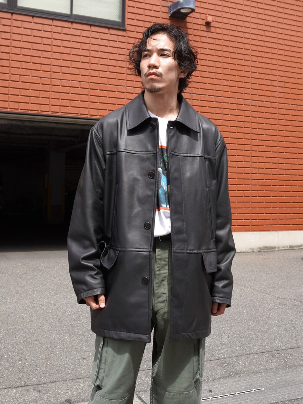 「秋のコーデ、初秋コーデ、オトナカジュアル、大人コーデ、秋服、ロゴT、カーゴパンツ、レザージャケット、marka、トレンド、レザー」｜「REMI RELIEF NAVY LABELのREMI RELIEF NAVY LABEL / レミレリーフ ネイビーレーベル：M47PT：RN23313243AK[STD]（カーゴパンツ、グリーン系）」を使った、ARKnets STAFFさん（メンズ・169cm）の秋コーディネートの2枚目の写真