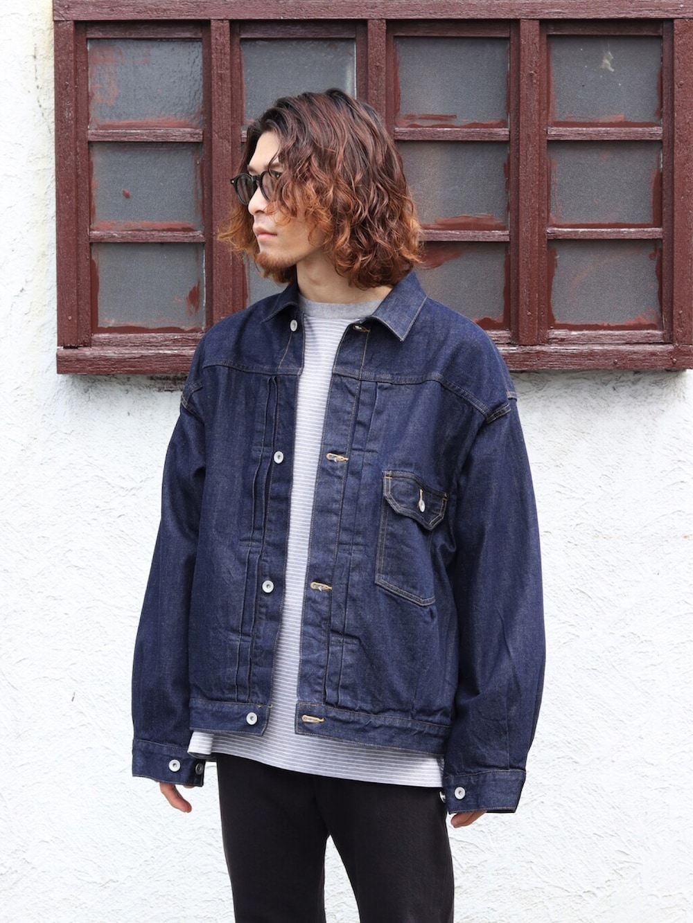「シンプルコーデ、デニムジャケット、ノースリーブ、休日スタイル、カジュアルコーデ、marka、PORT BY ARK」｜「markaのmarka / マーカ：DENIM JACKET TYPE-1 - 12oz cotton denim -：M21C-01BL02C[COR]（デニムジャケット、ブルー系）」を使った、ARKnets STAFFさん（メンズ・173cm）の冬コーディネートの2枚目の写真