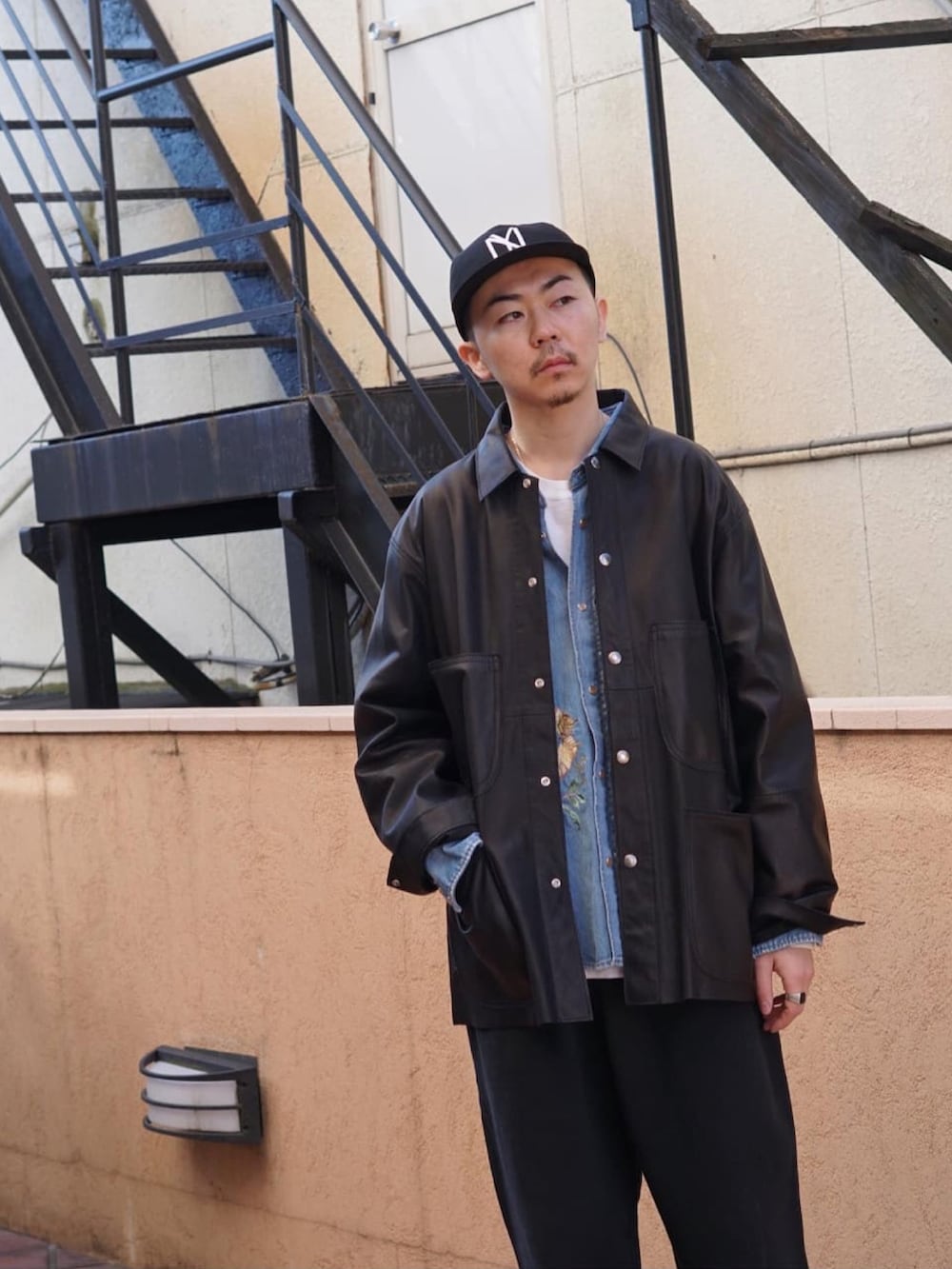 「スウェット、レザージャケット、REMI RELIEF、orslow、デニムシャツ、birkenstock、サンダル、スウエットパンツ、FORSOMEONE、REMI RELIEF NAVY LABEL」｜「orSlowのアイテム（ジャケット/アウター、ブラック系）」を使った、ARKnets STAFFさん（メンズ・178cm）の春コーディネートの2枚目の写真