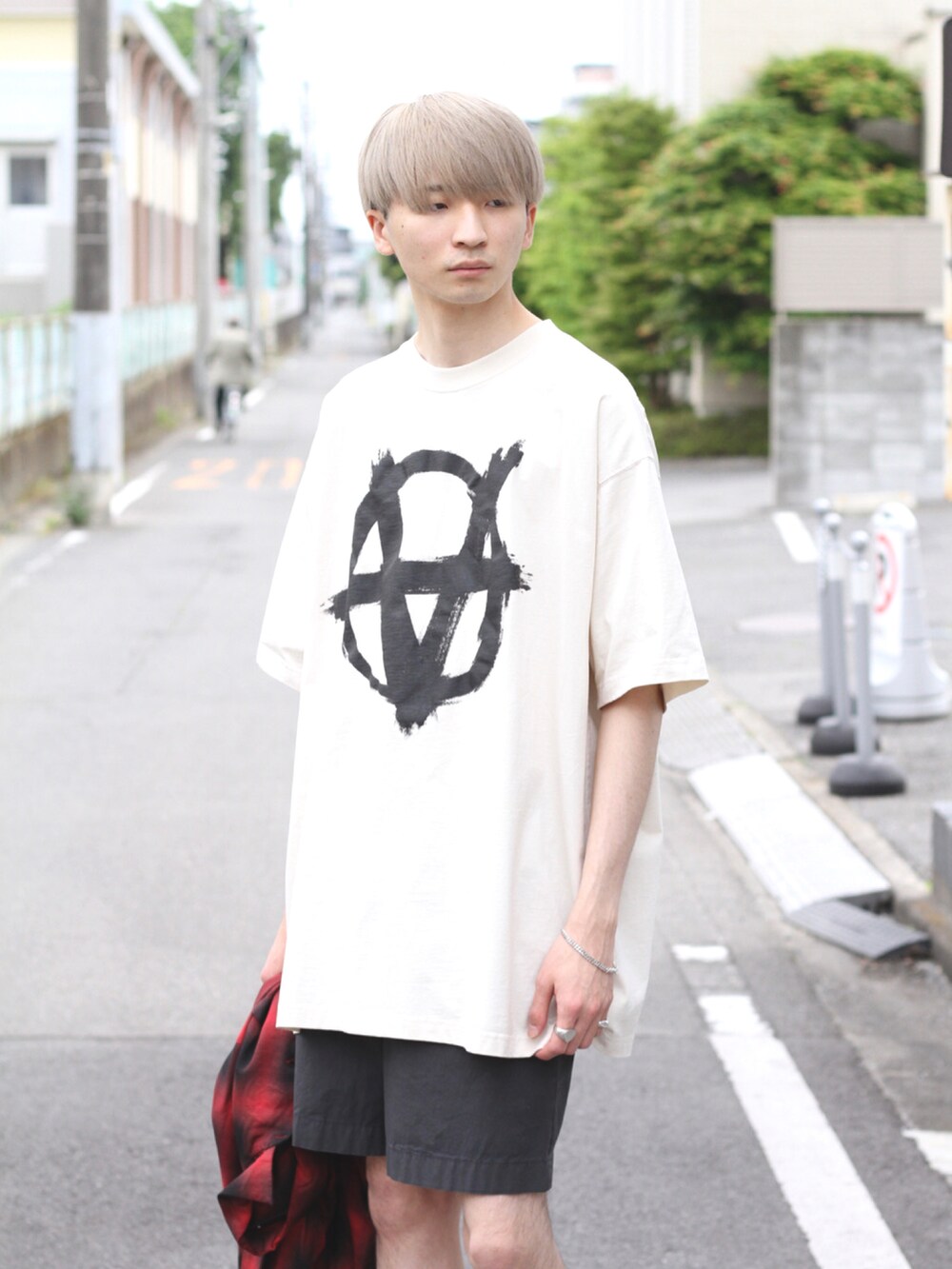 「ロゴT、チェックシャツ、ショートパンツ、Tシャツ、ハーフパンツ、プリントT、Acne Studios、vetements、minedenim、HOKA ONE ONE」｜「VETEMENTSのVETEMENTS / ヴェトモン：DOUBLE ANARCHY LOGO T-SHIRT：UA52TR450[RIP]（Tシャツ/カットソー、ホワイト系）」を使った、ARKnets STAFFさん（メンズ・182cm）の夏コーディネートの3枚目の写真