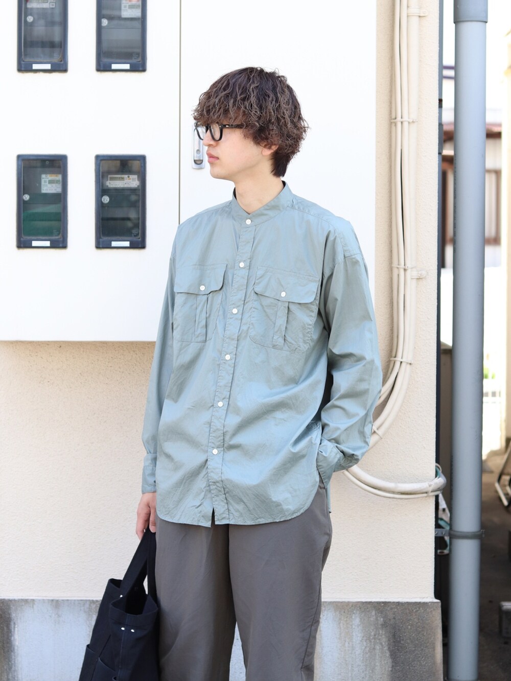 グリーン系のシャツ/ブラウス、グリーン系のその他パンツ、ブラック系のトートバッグを着用したメンズの春コーディネートの2枚目の写真