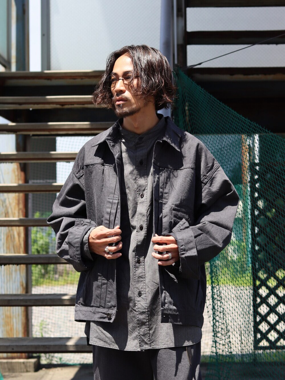 「デニムジャケット、デニムパンツ、チャコールグレー、休日スタイル、大人カジュアル、カジュアル、パンツスタイル、今日のコーデ、marka」｜「markaのmarka / マーカ：COCOON FIT JEANS - 12oz cotton denim -：M21C-01PT01C[COR]（デニムパンツ、グレー系）」を使った、ARKnets STAFFさん（メンズ・175cm）の冬コーディネートの2枚目の写真