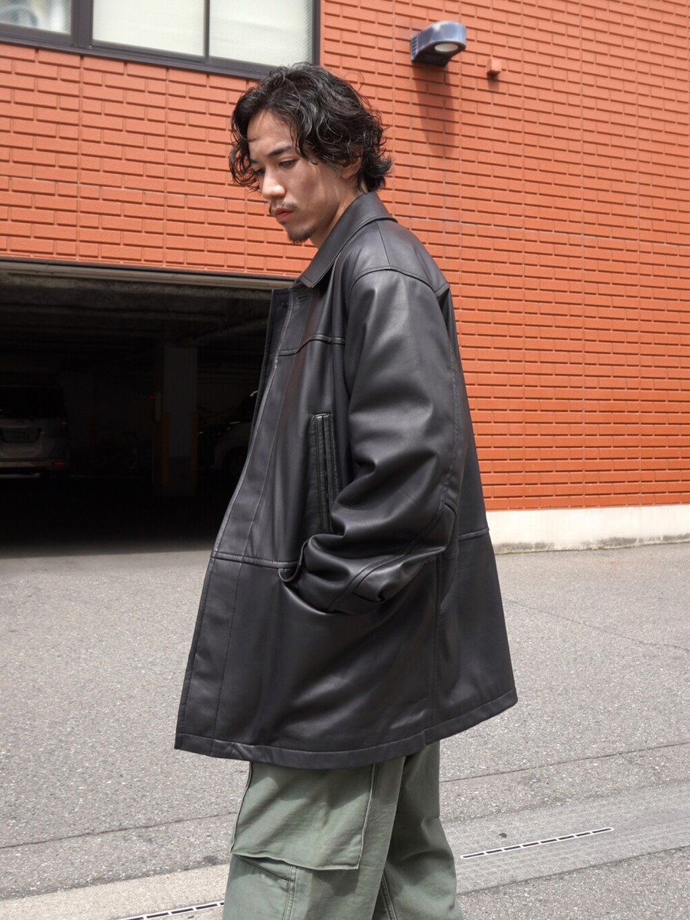 「秋のコーデ、初秋コーデ、オトナカジュアル、大人コーデ、秋服、ロゴT、カーゴパンツ、レザージャケット、marka、トレンド、レザー」｜「REMI RELIEF NAVY LABELのREMI RELIEF NAVY LABEL / レミレリーフ ネイビーレーベル：M47PT：RN23313243AK[STD]（カーゴパンツ、グリーン系）」を使った、ARKnets STAFFさん（メンズ・169cm）の秋コーディネートの3枚目の写真