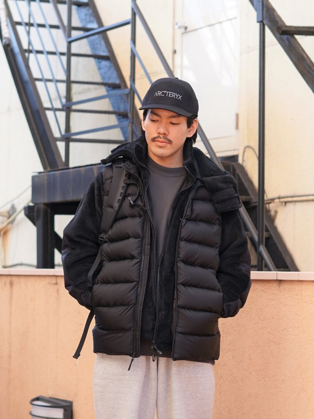 「スウェットパンツ、スウェット、ダウンベスト、REMI RELIEF、キャップ、CAP、ARC'TERYX、Danner、スウェットコーデ、REMI RELIEF NAVY LABEL」｜「ARC'TERYXのアイテム（キャップ、ブラック系）」を使った、ARKnets STAFFさん（メンズ・172cm）の冬コーディネートの2枚目の写真