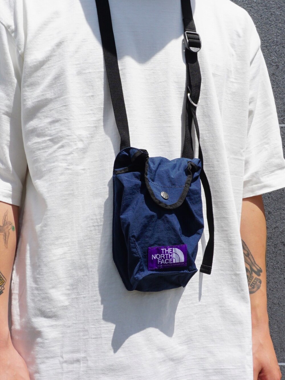 ホワイト系のTシャツ/カットソー、ホワイト系のTシャツ/カットソー、ブルー系のショルダーバッグを着用したメンズの夏コーディネートの2枚目の写真