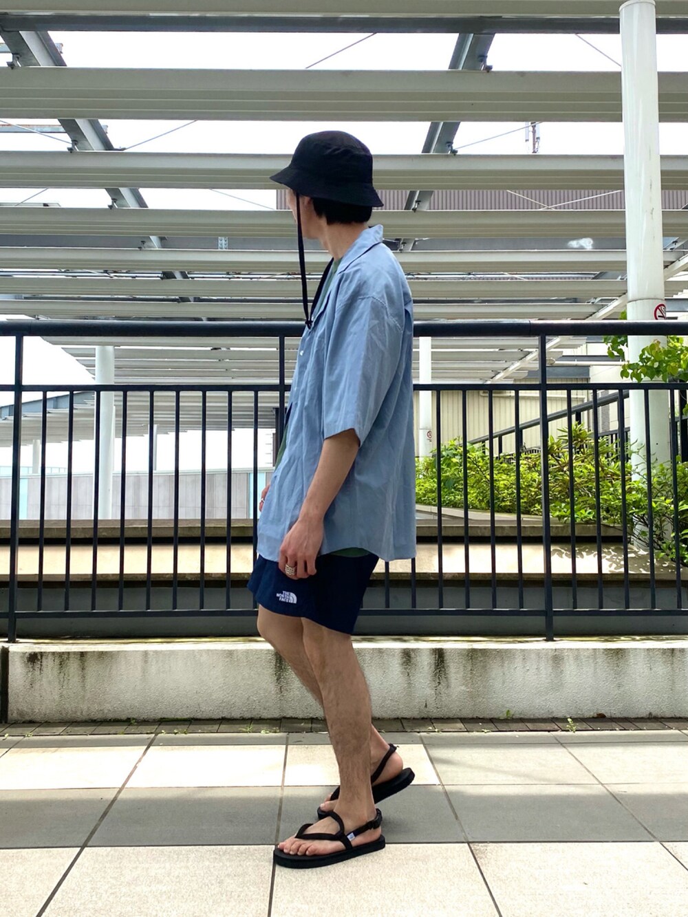 ブルー系のその他パンツ、ブルー系のシャツ/ブラウスを着用したメンズの春コーディネートの2枚目の写真