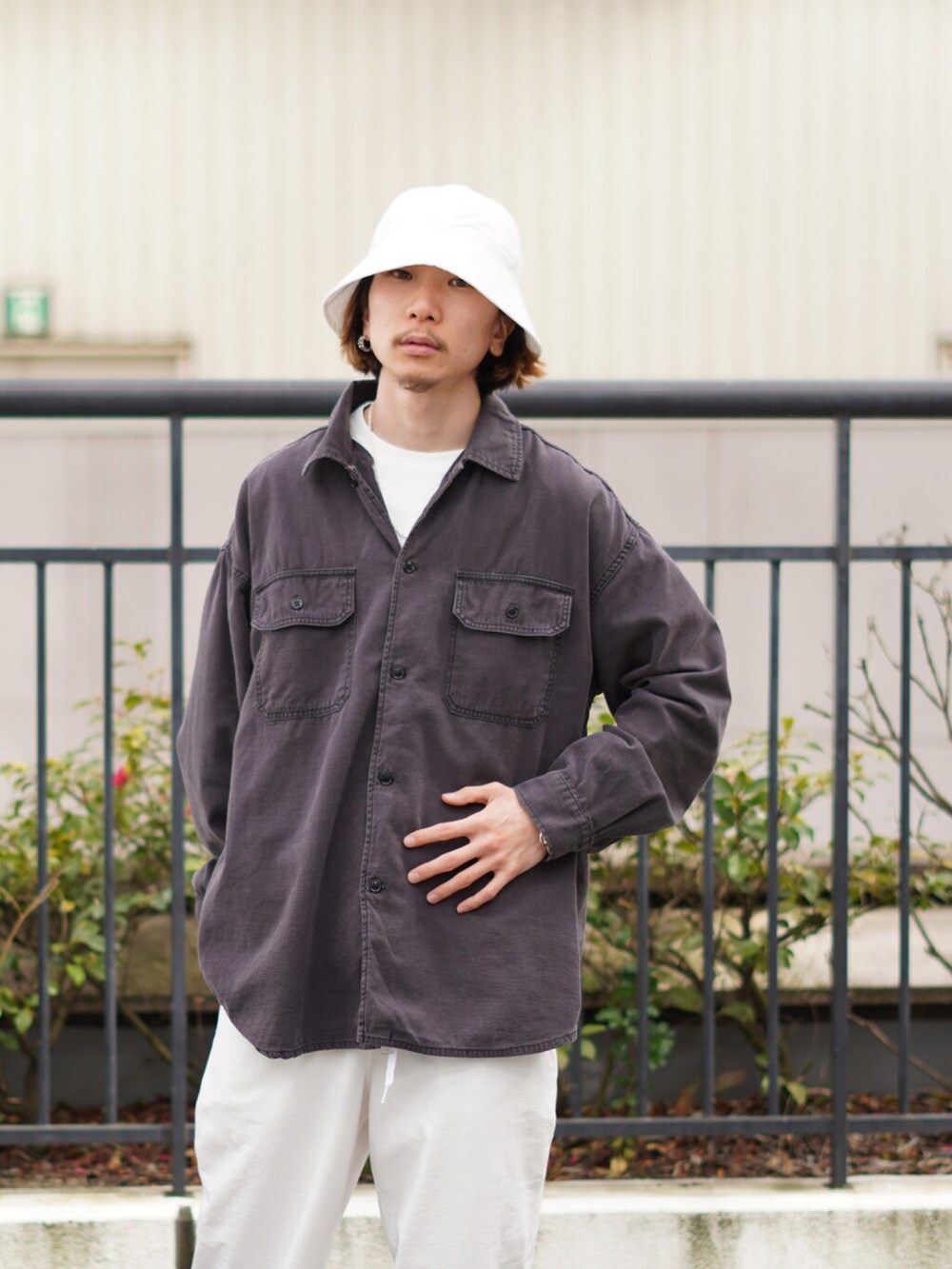 グレー系のシャツ/ブラウスを着用したメンズの春コーディネートの3枚目の写真