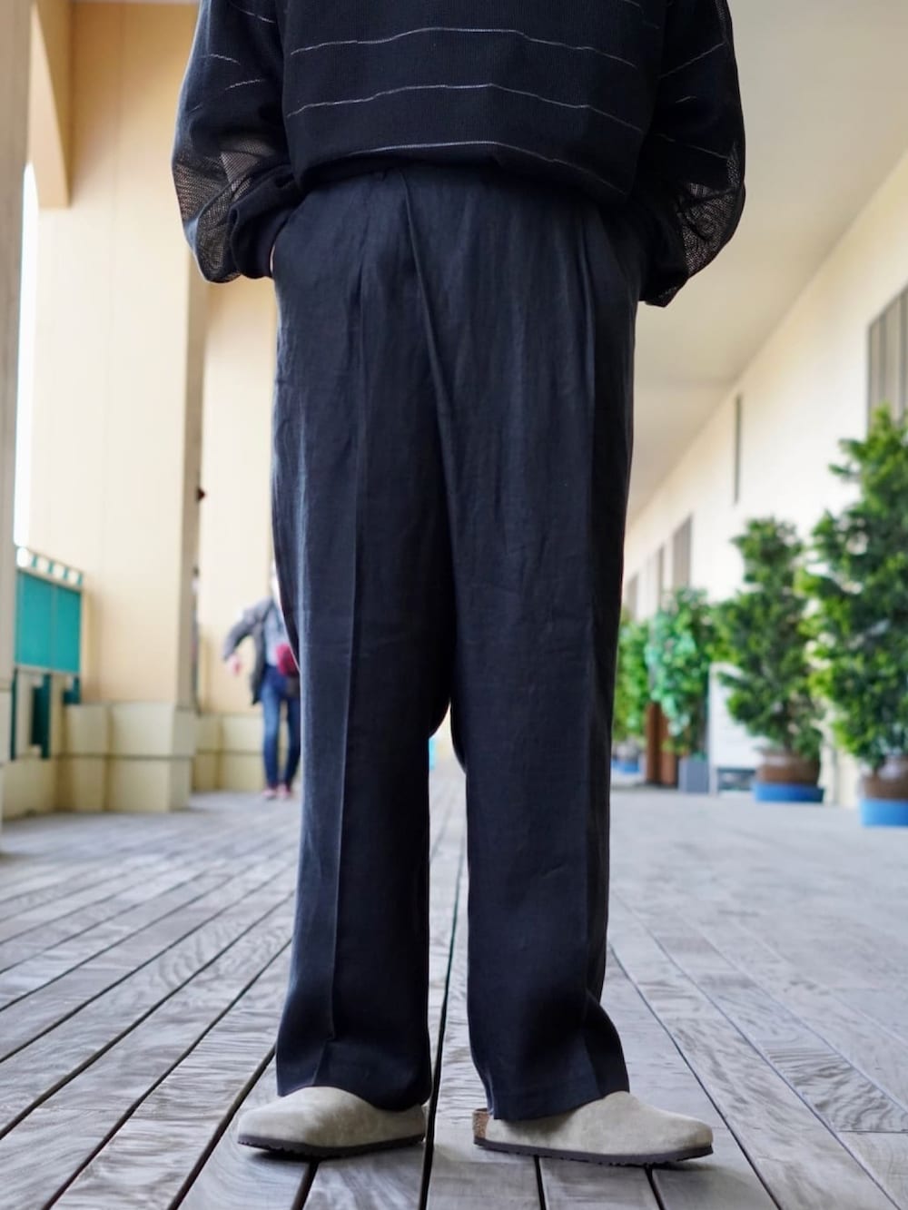 「ヘアバンド、CA4LA、スラックス、サングラス、birkenstock、ミリタリーシャツ、メッシュ、marka、BALLAST ARK、REMI RELIEF NAVY LABEL」｜「REMI RELIEF NAVY LABELのREMI RELIEF NAVY LAB / レミレリーフ ネイビーレーベル：ミリタリーシャツ：RN22293233AK[STD]（シャツ/ブラウス、グリーン系）」を使った、ARKnets STAFFさん（メンズ・168cm）の春コーディネートの3枚目の写真