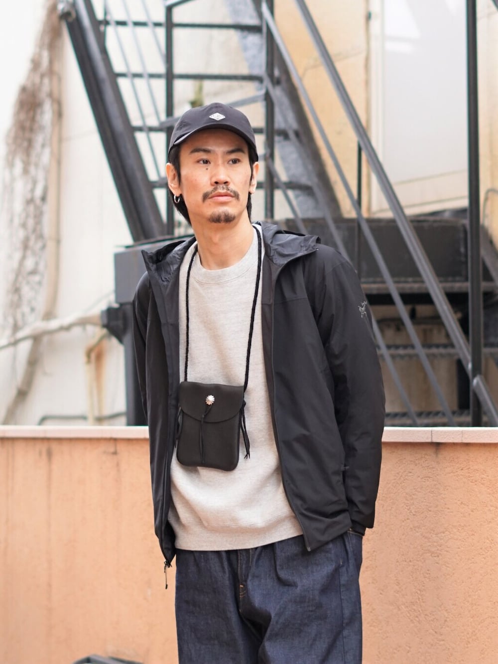 ブラック系のシャツ/ブラウス、ブラック系のショルダーバッグ、グレー系のスウェットを着用したメンズの冬コーディネートの3枚目の写真
