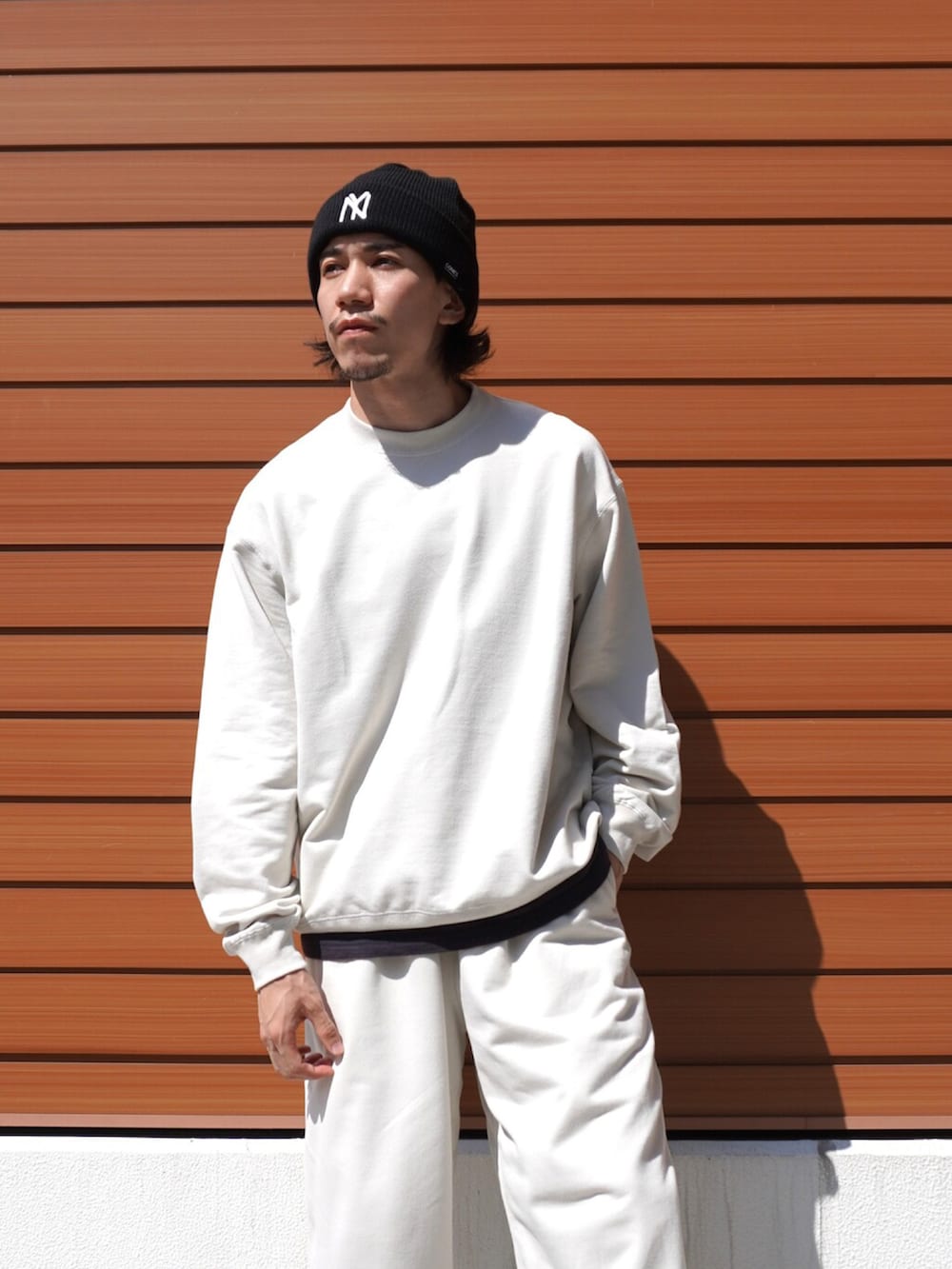 「オトナカジュアル、秋、シンプルスタイル、スウェット、オールホワイト、秋のコーデ、秋色、スニーカーコーデ、セットアップ、ビッグシルエット、marka」｜「markaのmarka / マーカ：CREW NECK - 40/2 recycle suvin organic cotton knit -：M22C-09CS03C[COR]（Tシャツ/カットソー、ホワイト系）」を使った、ARKnets STAFFさん（メンズ・169cm）の秋コーディネートの3枚目の写真