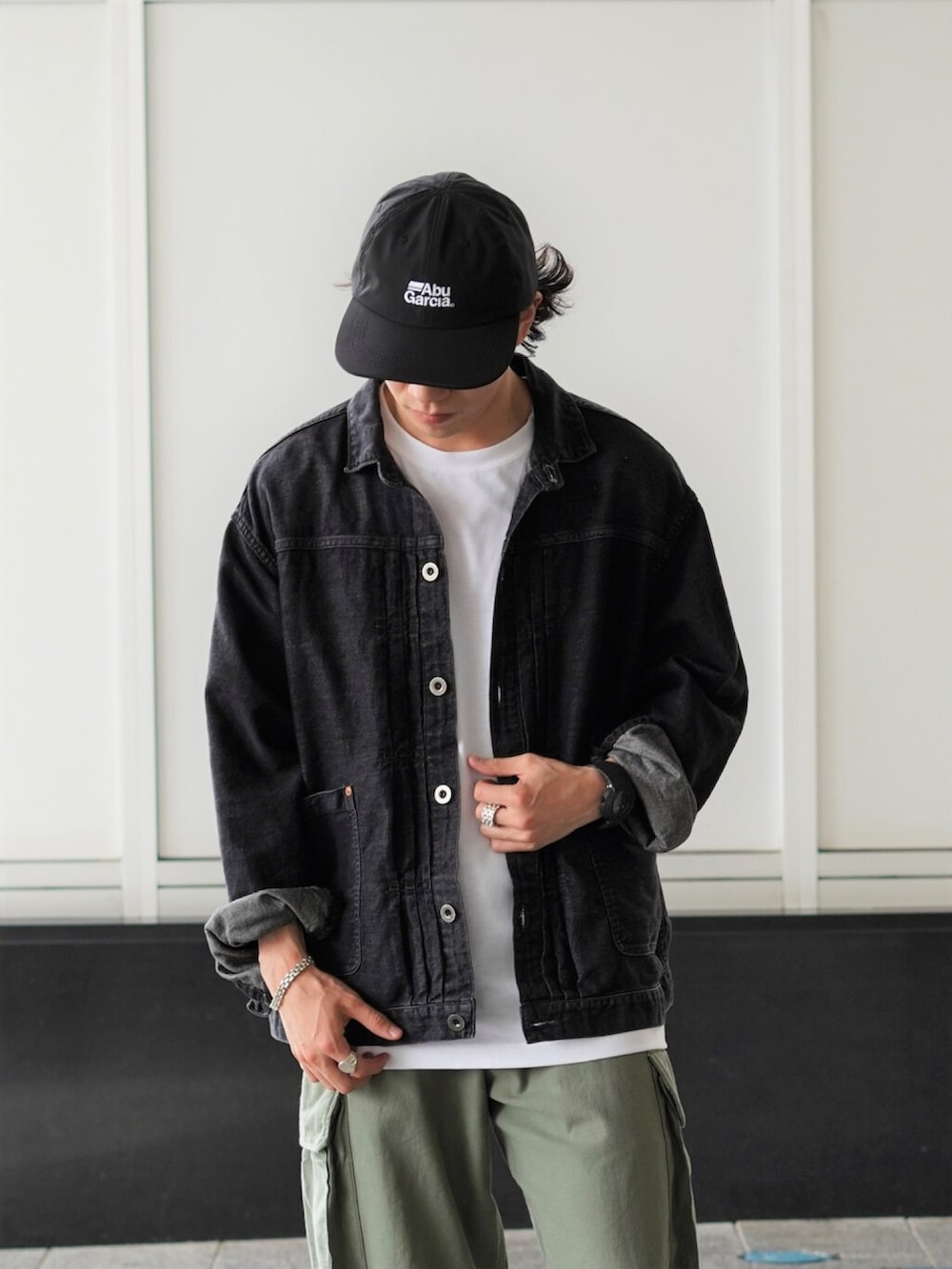「キャップ、gold、G-SHOCK、THE NORTH FACE、レザーサンダル、ISLAND SLIPPER、LAVER、JULIUS TART OPTICAL、ABU GARCIA、ONLY ARK」｜「GOLDのアイテム（デニムジャケット、ブラック系）」を使った、ARKnets STAFFさん（メンズ・169cm）の夏コーディネートの2枚目の写真