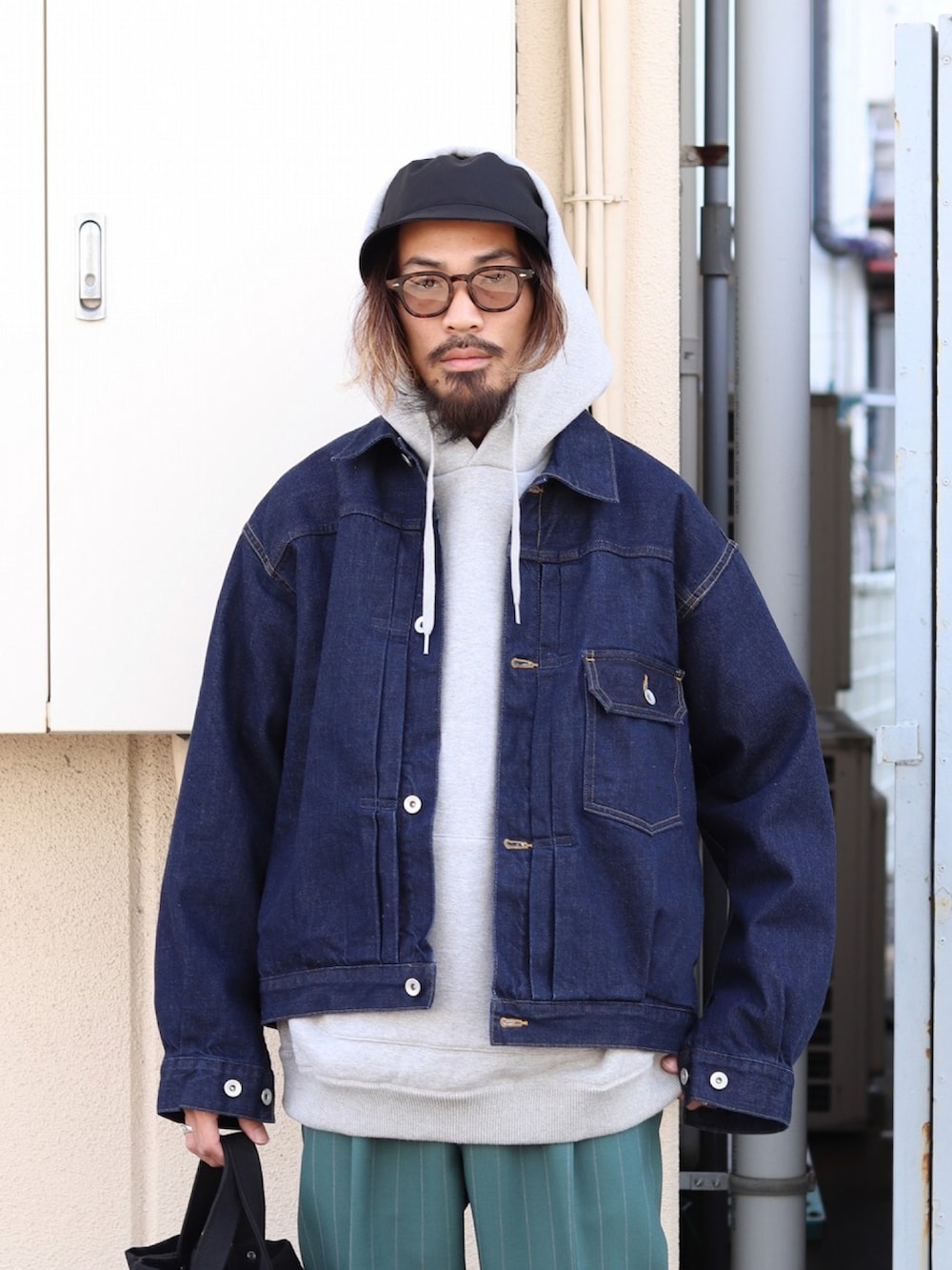 「私の推しブランド、大人コーデ、お出かけコーデ、春先取り、デニム、デニムジャケット、パーカー、グレー、スラックス、marka」｜「markaのmarka / マーカ：TYPE1 DENIM JACKET - organic cotton 12oz denim -：M23A-02BL01C[COR]（デニムジャケット、ブルー系）」を使った、ARKnets STAFFさん（メンズ・175cm）の冬コーディネートの3枚目の写真