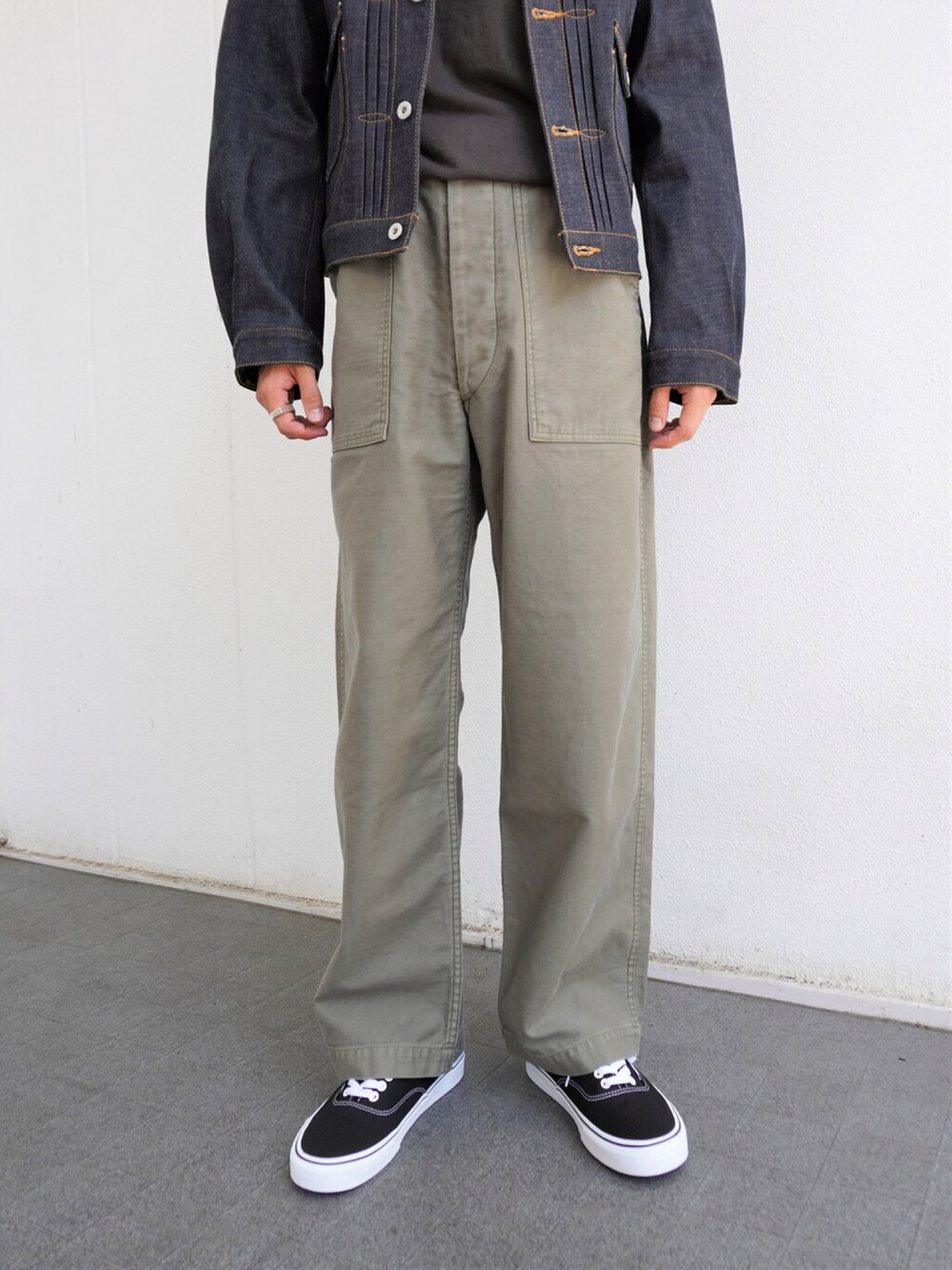 ブラック系のTシャツ/カットソー、グリーン系のその他パンツ、グリーン系のその他パンツを着用したメンズの夏コーディネートの3枚目の写真