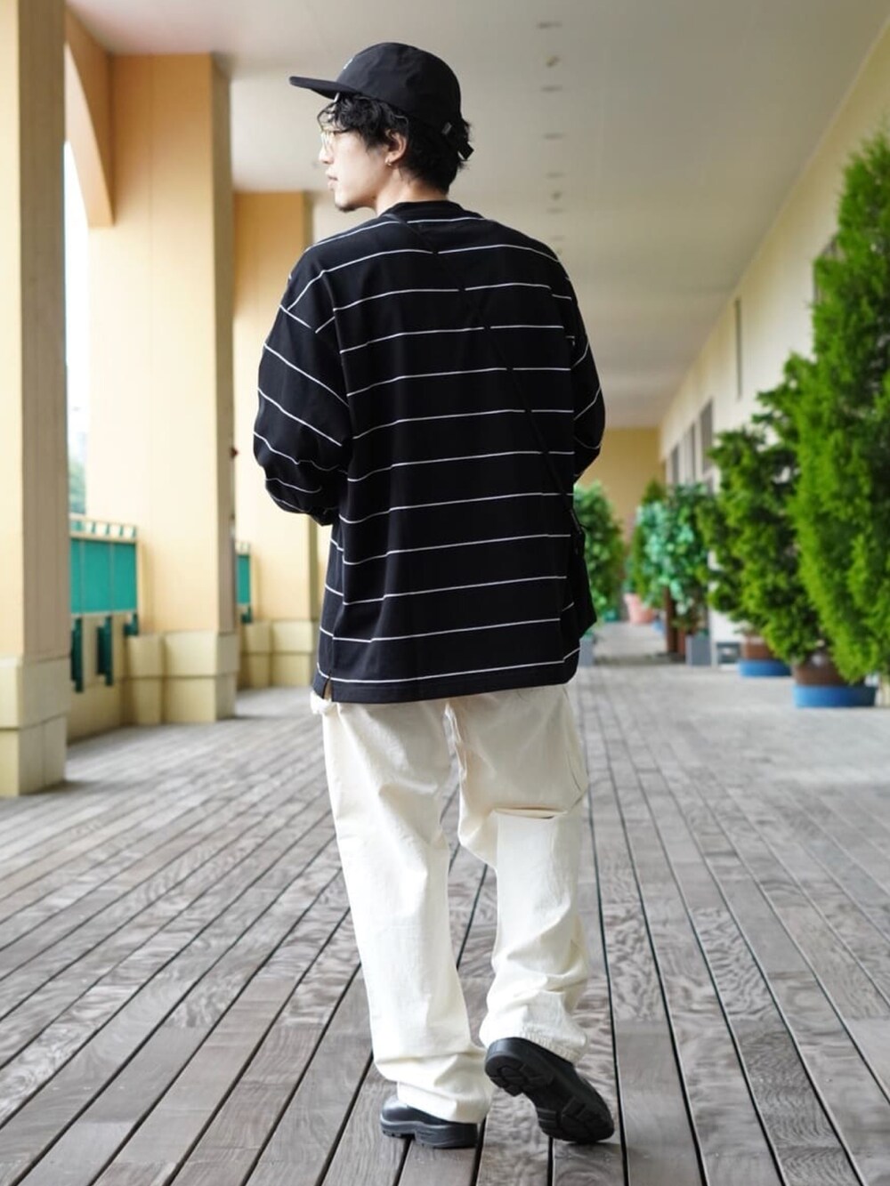 ブラック系のTシャツ/カットソー、ホワイト系のデニムパンツを着用したメンズの春コーディネートの2枚目の写真