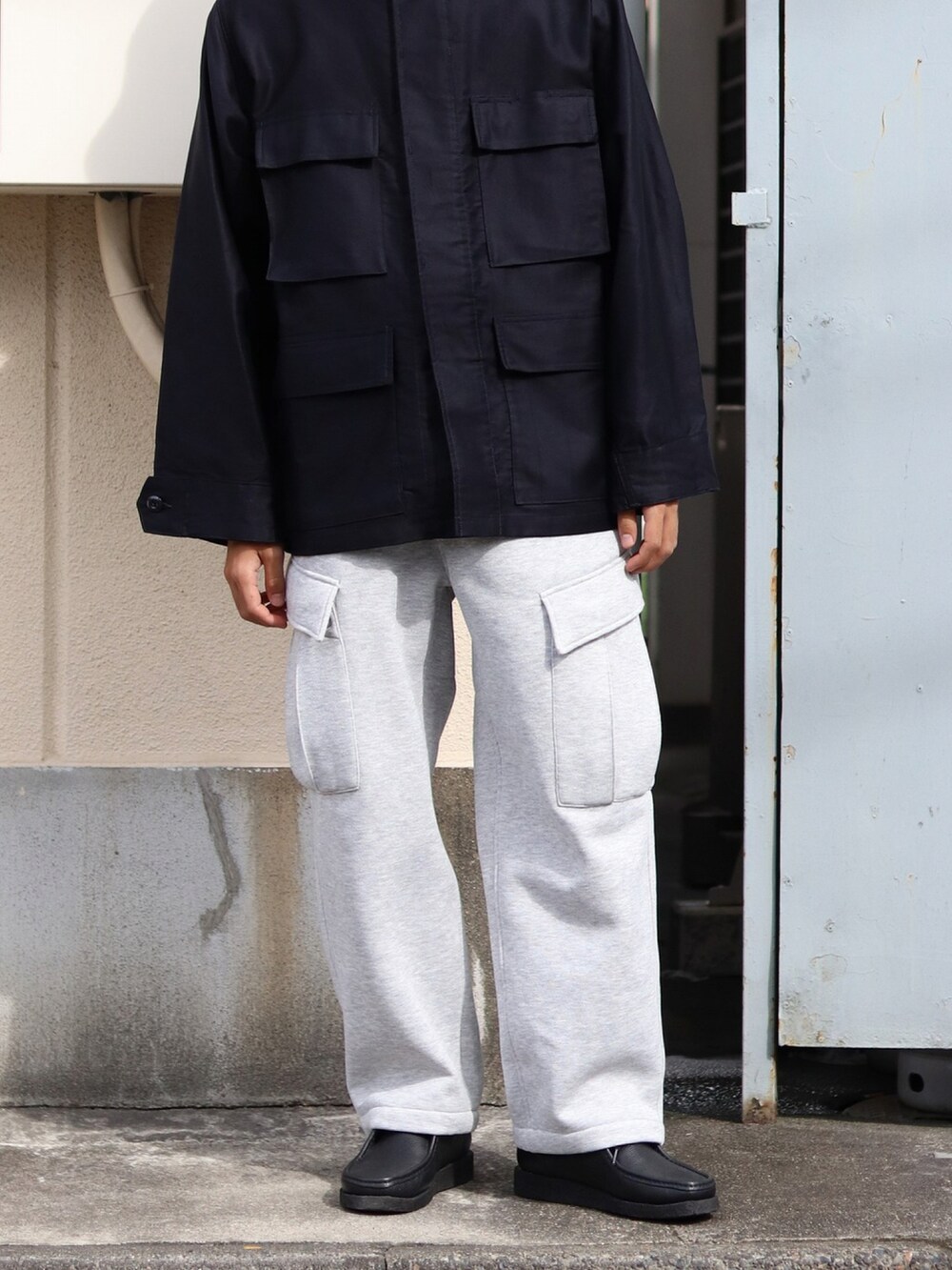 「初秋コーデ、秋服、パンツスタイル、ゆるコーデ、ラクチンコーデ、オトナカジュアル、ジャケットスタイル、スウェットパンツ、marka、DAIWAPIER39」｜「markaのmarka / マーカ：B.D.U JACKET - organic cotton soft moleskin -：M22C-05BL02C[COR]（ミリタリージャケット、ブルー系）」を使った、ARKnets STAFFさん（メンズ・173cm）の秋コーディネートの3枚目の写真