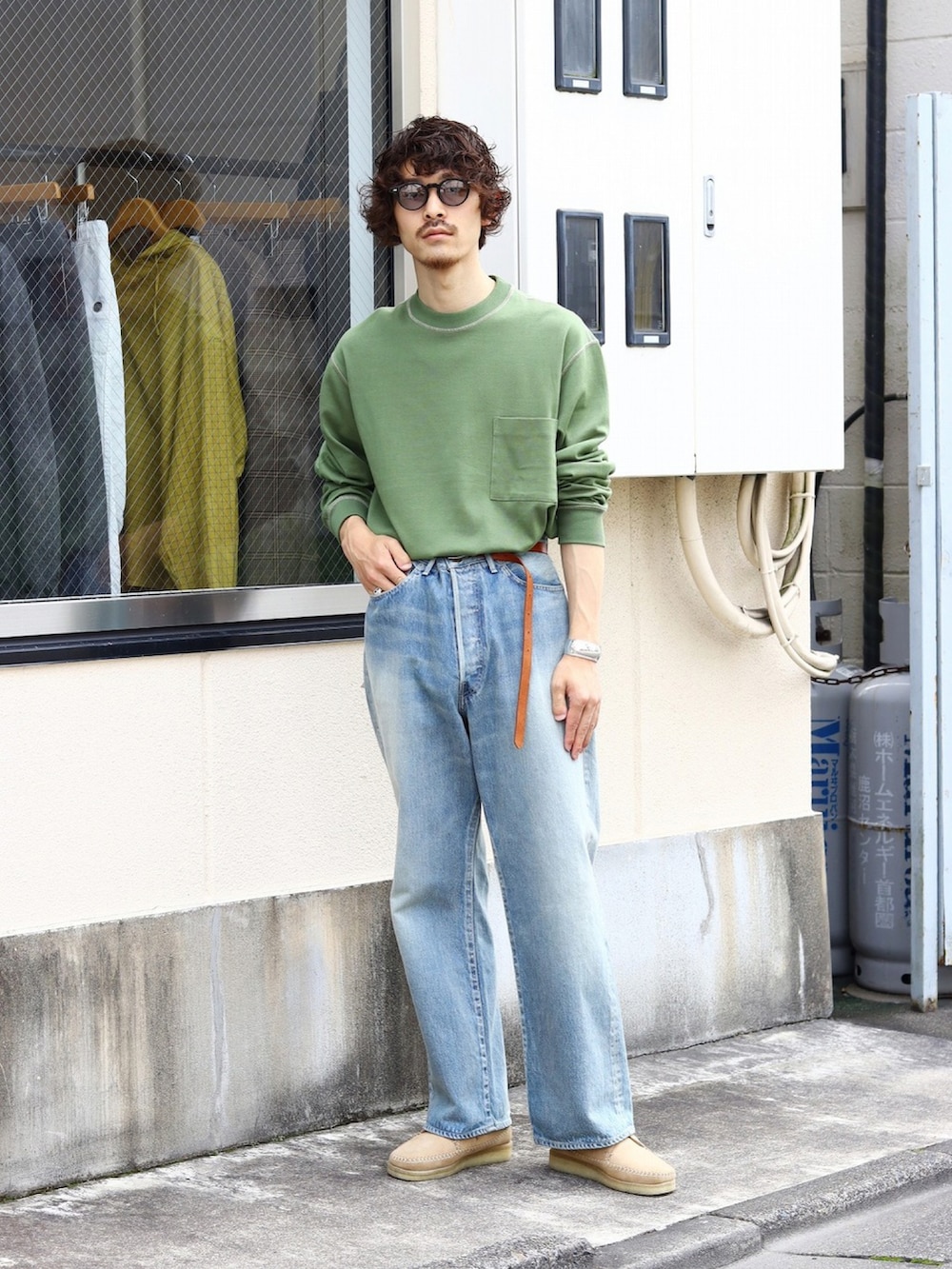 「大人カジュアル、お出かけコーデ、ラクチンコーデ、オトナカジュアル、ステンカラーコート、秋冬、シンプルスタイル、デニムパンツ、ロンT、スニーカー、marka」｜「markaのmarka / マーカ：POCKET TEE L/S - 60//2 organic cotton compact knit -：M22C-03CS02C[COR]（Tシャツ/カットソー、グリーン系）」を使った、ARKnets STAFFさん（メンズ・173cm）の秋コーディネートの4枚目の写真