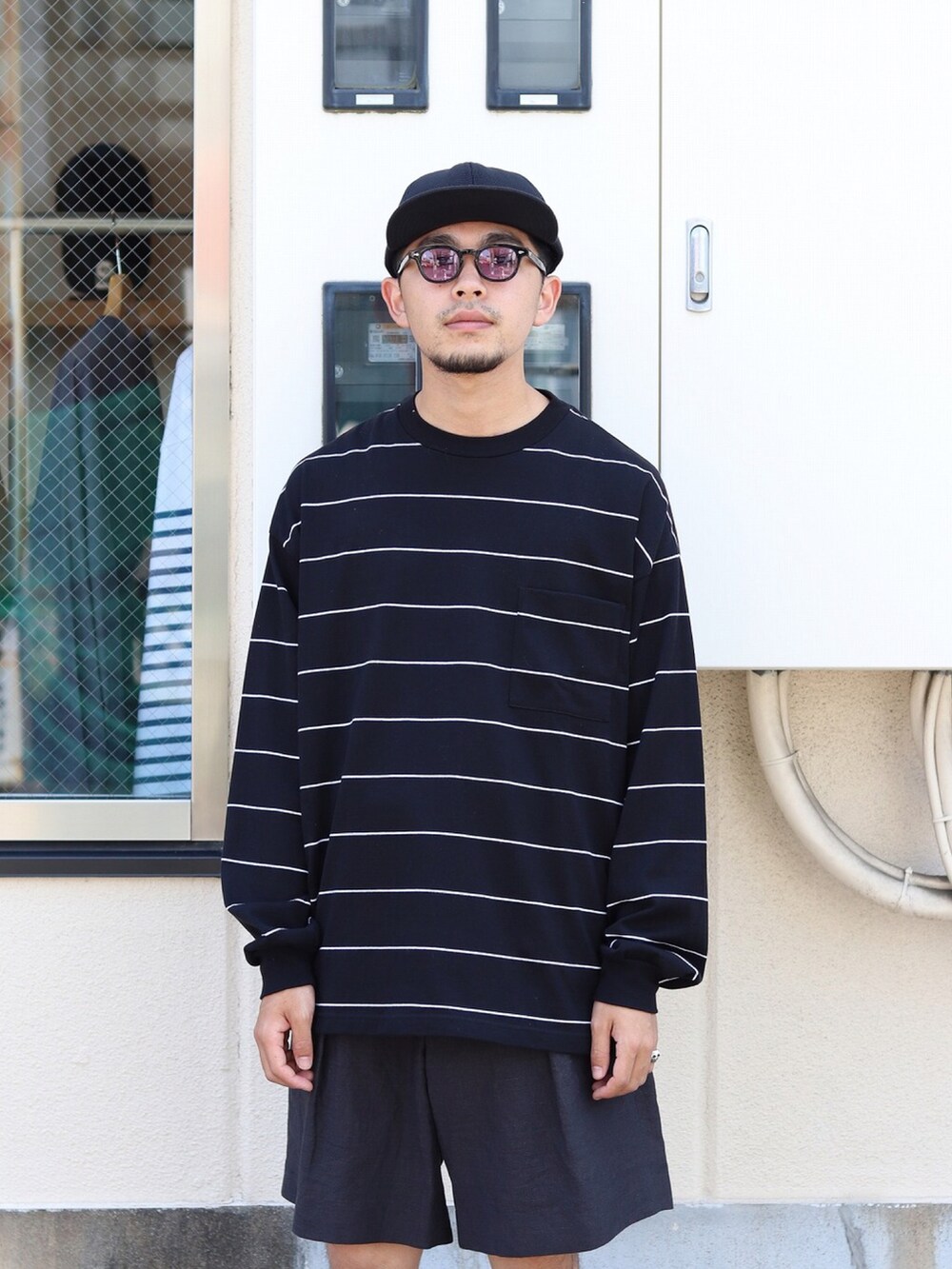 ブラック系のTシャツ/カットソー、ブラック系のその他パンツを着用したメンズの夏コーディネートの2枚目の写真