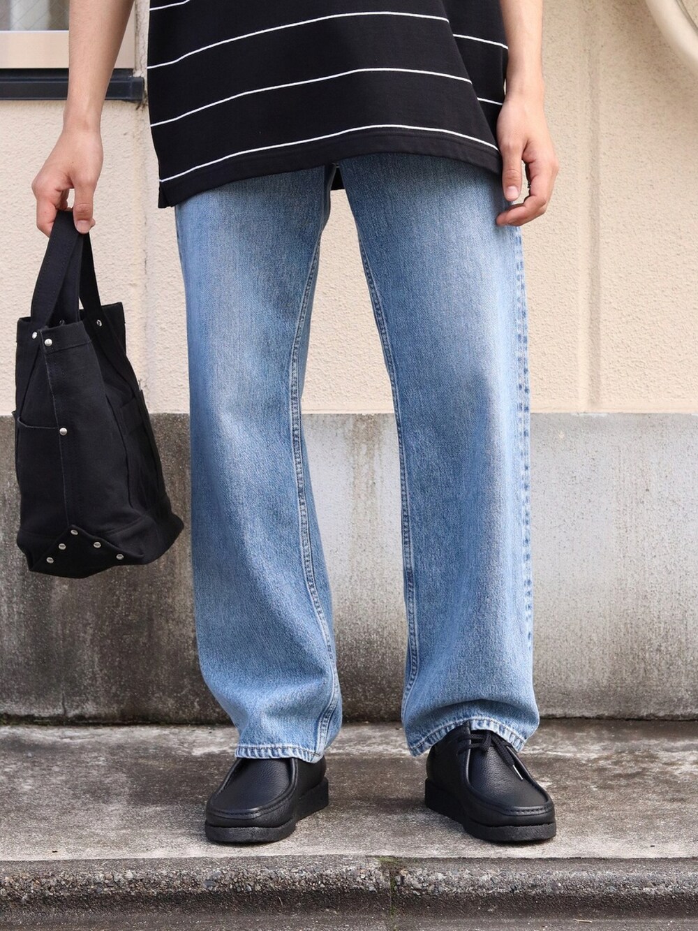 ベージュ系のシャツ/ブラウス、ブラック系のTシャツ/カットソー、ブルー系のデニムパンツを着用したメンズの春コーディネートの4枚目の写真