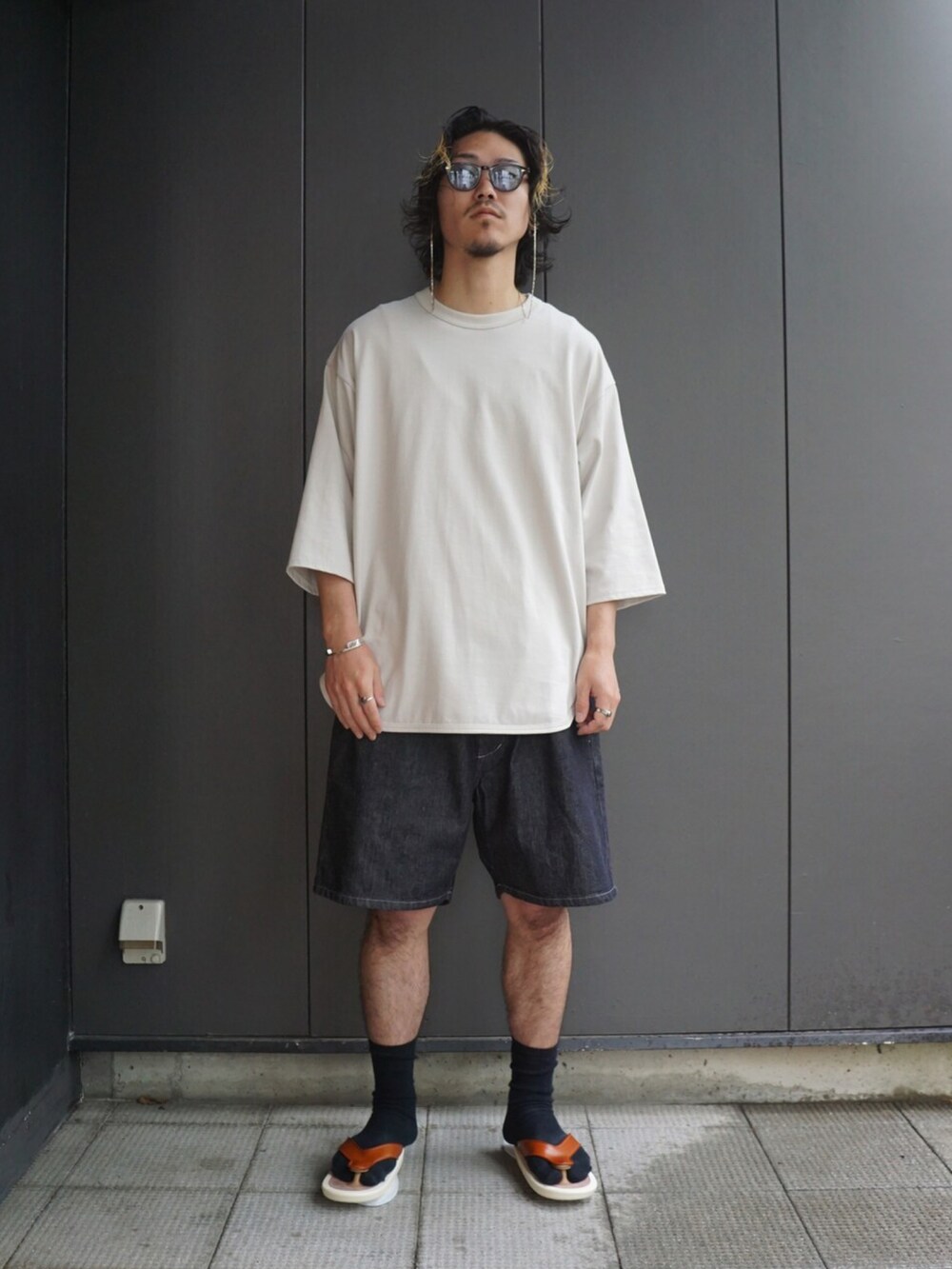 ホワイト系のTシャツ/カットソー、ブラック系のデニムパンツ、ブルー系のシャツ/ブラウスを着用したメンズの夏コーディネートの3枚目の写真