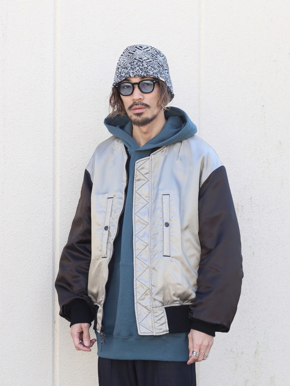 「春服コーデ、休日コーデ、リラックススタイル、リバーシブル、ブルゾン、ミリタリージャケット、パーカー、デニム、スラックス、marka、２ＷＡＹ」｜「markaのmarka / マーカ：L-2B - recycle nylon twill -：M23A-05BL01C[COR]（ミリタリージャケット、ブラック系）」を使った、ARKnets STAFFさん（メンズ・175cm）の春コーディネートの4枚目の写真