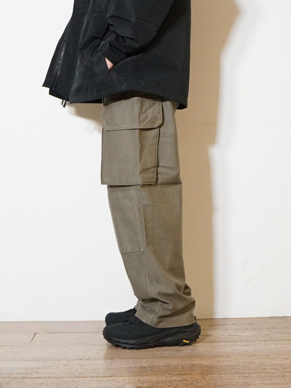 「スウェット、REMI RELIEF、カーゴパンツ、WILDTHINGS、KIJIMA TAKAYUKI、バケットハット、ミリタリーパンツ、HOKAONEONE、DAIWAPIER39、REMI RELIEF NAVY LABEL」｜「DAIWA PIER39のアイテム（スウェット、グレー系）」を使った、ARKnets STAFFさん（メンズ・178cm）の秋コーディネートの4枚目の写真