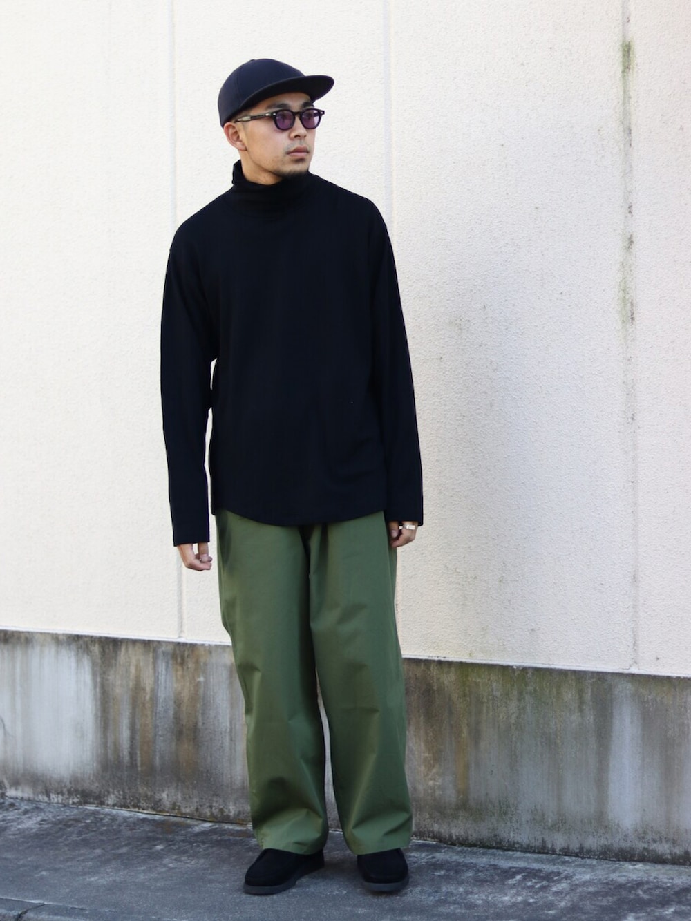 「冬コーデ、クリスマスコーデ、クリスマスに着たい服、ジャケット、デニム、カーゴパンツ、大人カジュアル、休日スタイル、カジュアル、パンツスタイル、marka」|「Graphpaperのアイテム(デニムジャケット、ブルー系)」を使った、ARKnets STAFFさん(メンズ・173cm)の冬コーディネートの2枚目の写真