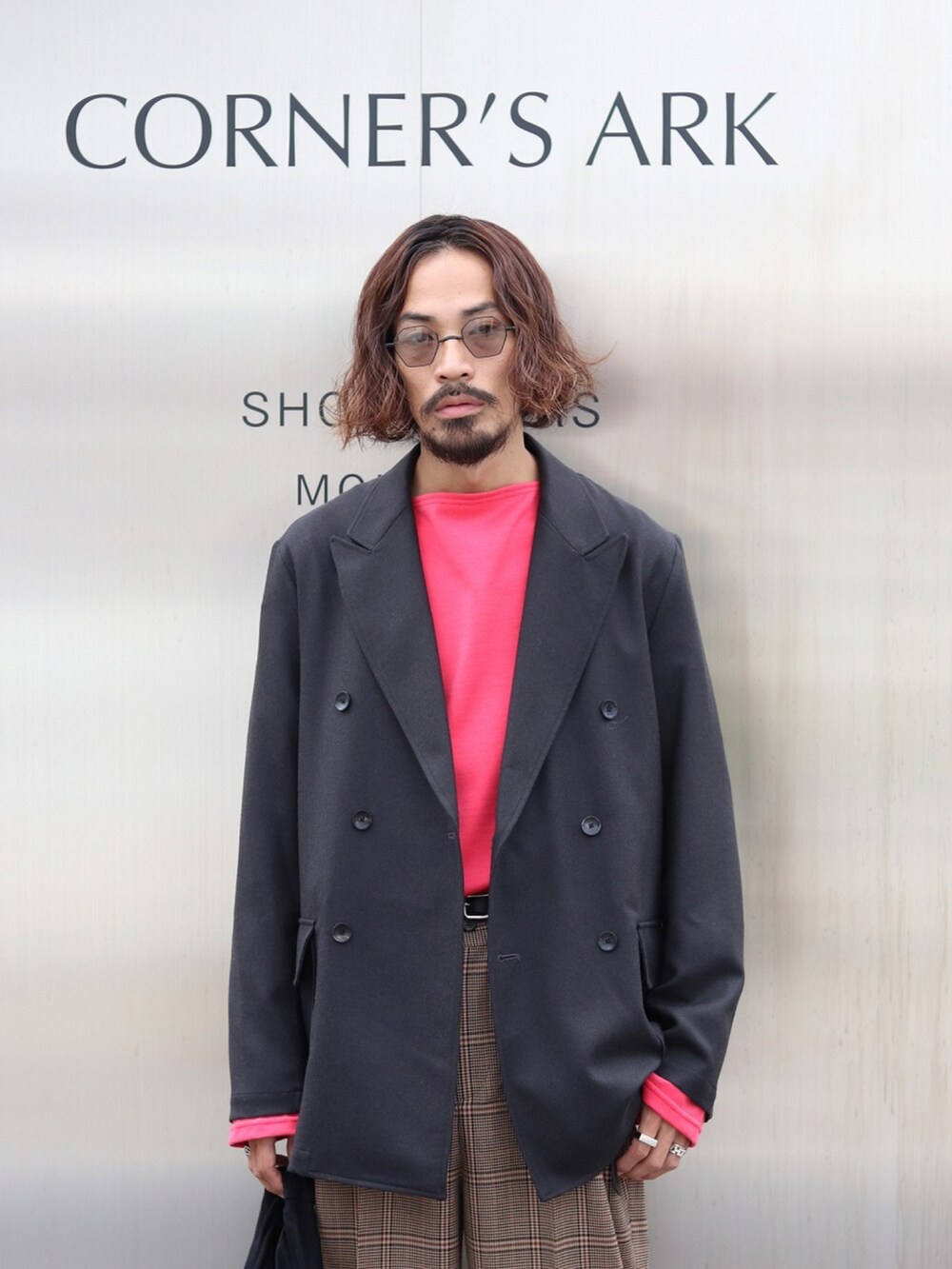 ピンク系のTシャツ/カットソー、グレー系のテーラードジャケット、その他のスラックスを着用したメンズの秋コーディネートの2枚目の写真