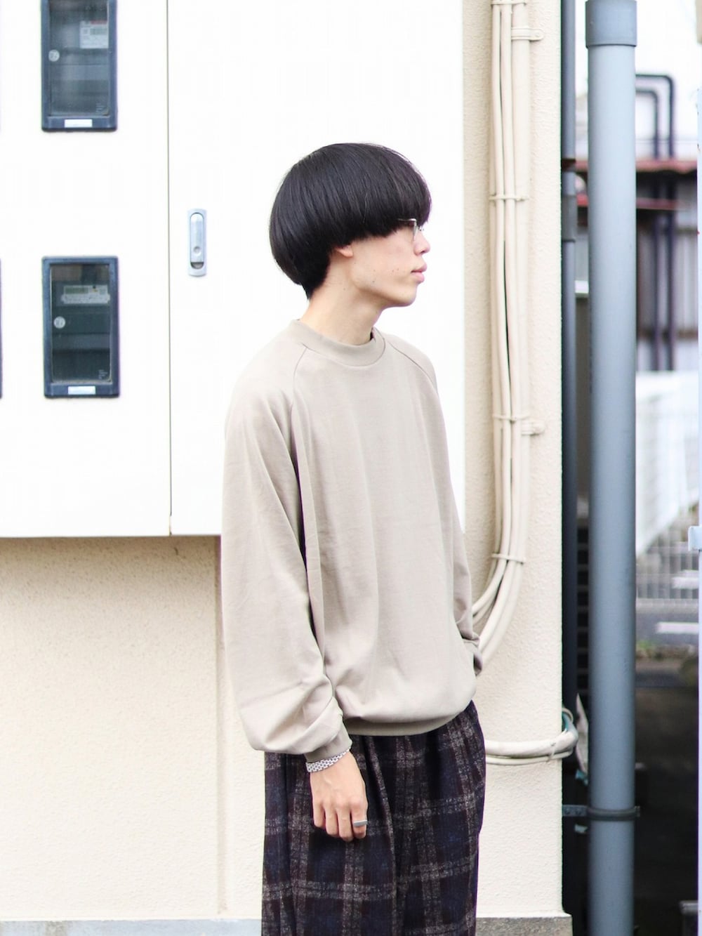 ベージュ系のTシャツ/カットソー、ブラウン系のその他パンツを着用したメンズの秋コーディネートの3枚目の写真