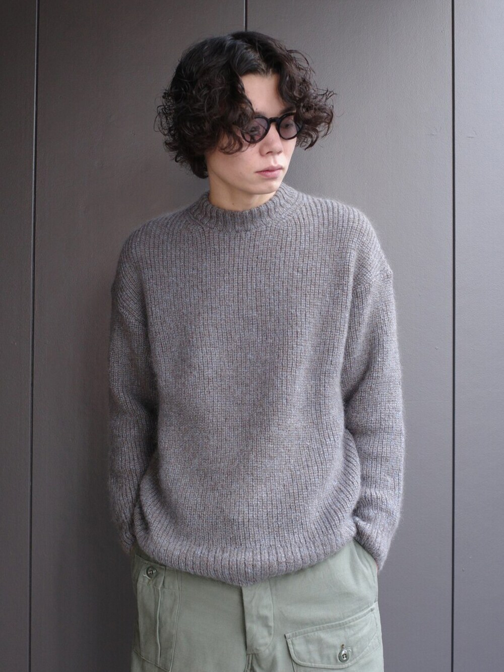「ニット、ジャケット、オーバーサイズ、ノーカラーコート、カーゴパンツ、シンプルコーデ、メガネ男子、ラクチンコーデ、marka、未来のWEARISTAプロジェクト」｜「markaのmarka / マーカ：STUFFED SHAWL COLLAR COAT - ORGANIC COTTON/ POLYESTER WEATHER -：M21D-01CO01C[COR]（その他アウター、ブラック系）」を使った、ARKnets STAFFさん（メンズ・185cm）の秋コーディネートの2枚目の写真