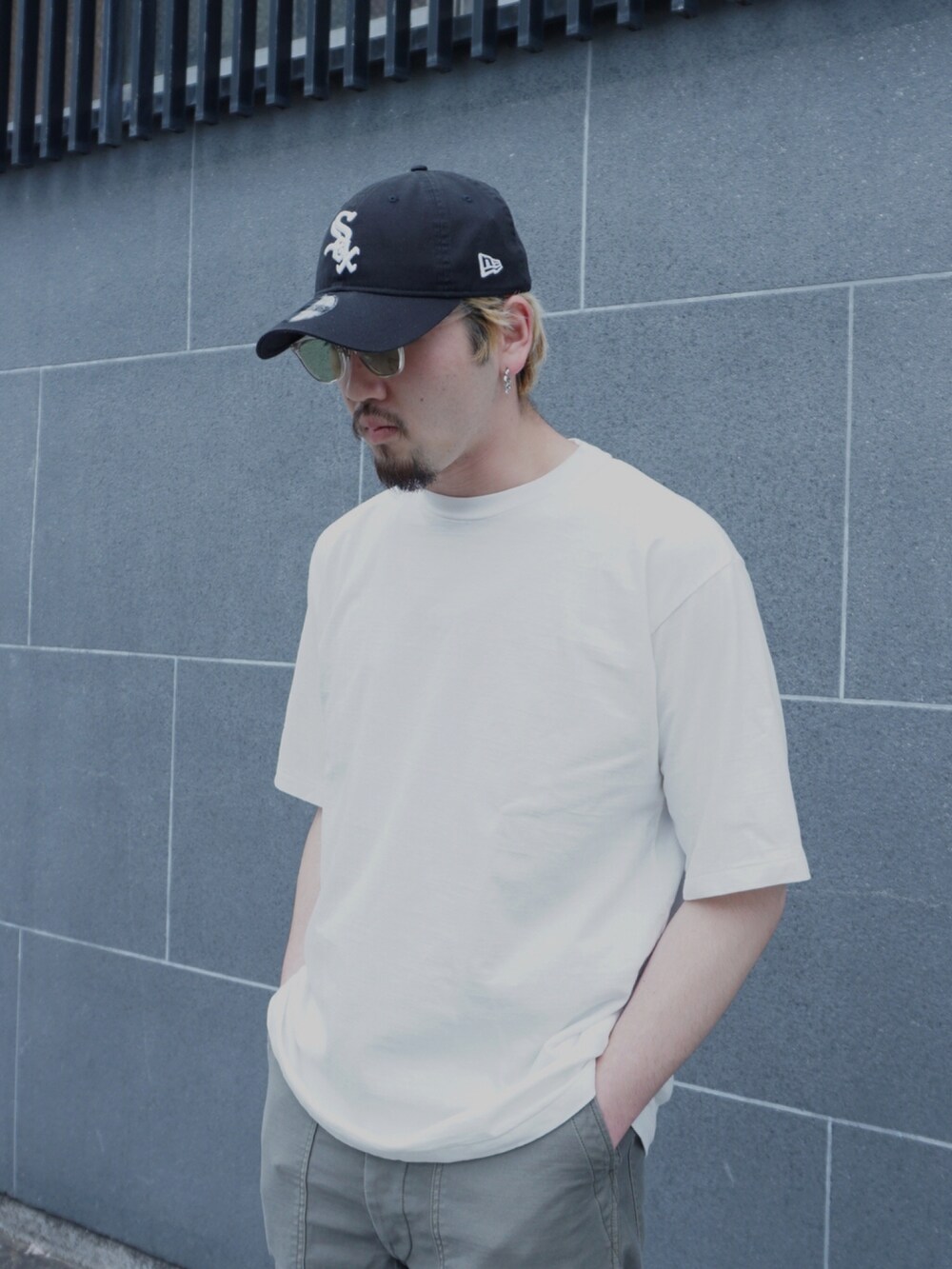 ブルー系のデニムジャケット、ホワイト系のTシャツ/カットソー、ホワイト系のTシャツ/カットソーを着用したメンズの夏コーディネートの2枚目の写真