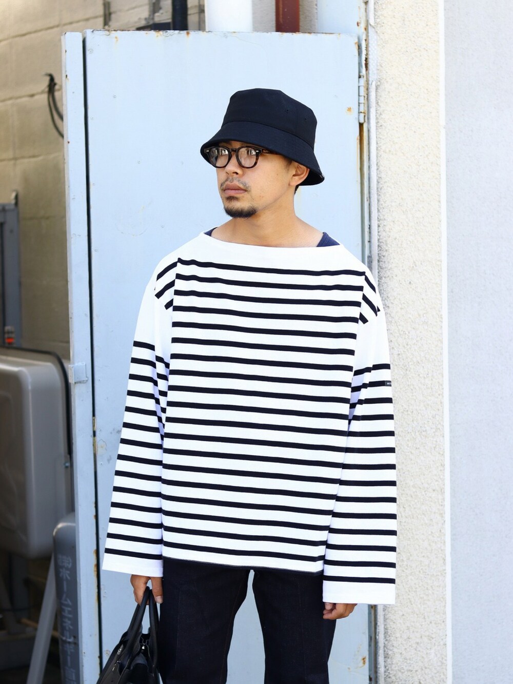 「秋先取りコーデ、秋服準備はじめました、休日コーデ、カジュアル、marka、ステンカラーコート」｜「markaのmarka / マーカ：SHIRT COAT - 2/48 wool vintage gabardine -：M22C-08CO01C[COR]（ステンカラーコート、グレー系）」を使った、ARKnets STAFFさん（メンズ・173cm）の秋コーディネートの3枚目の写真