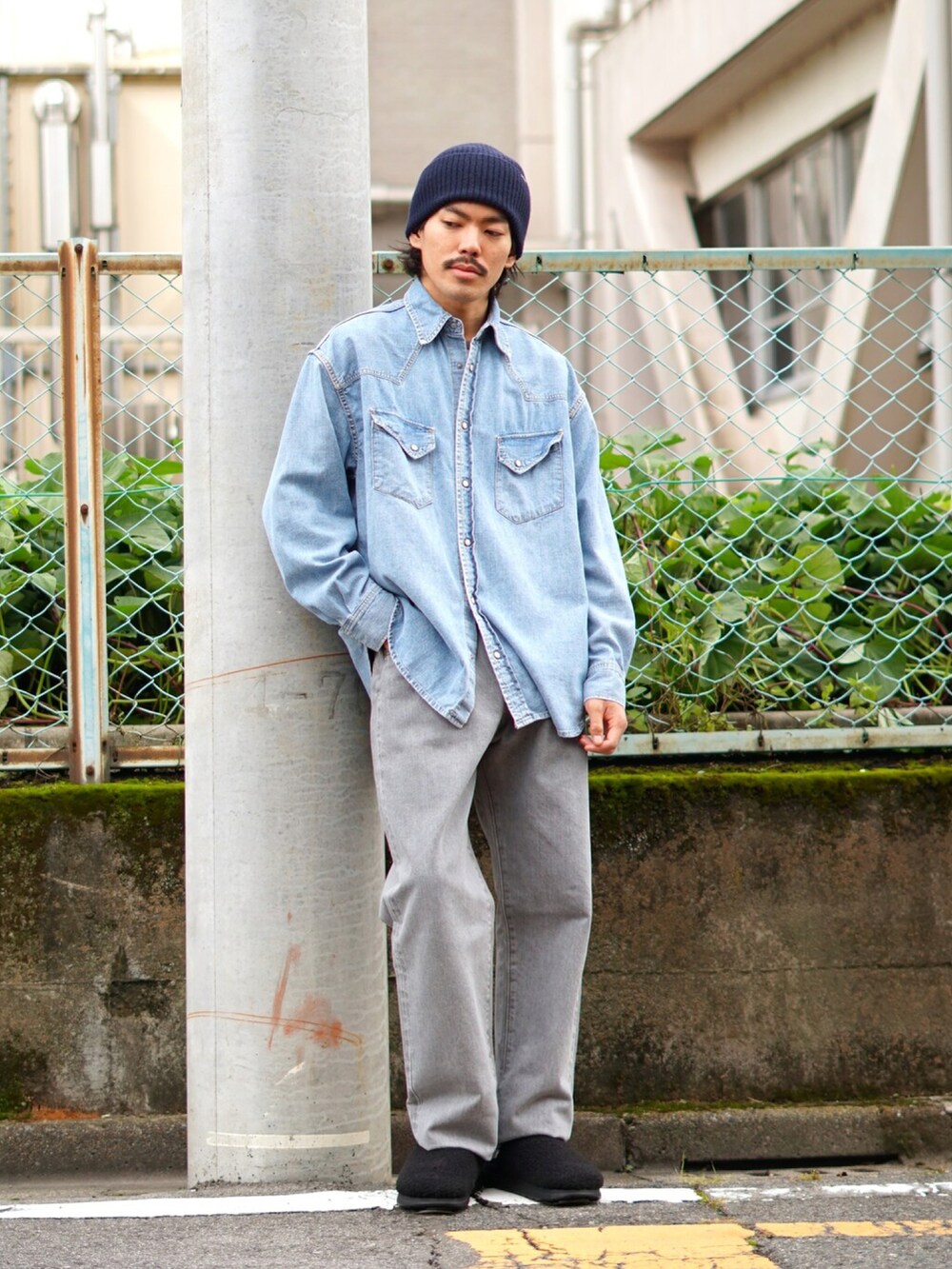 ブルー系のシャツ/ブラウスを着用したメンズの秋コーディネートの2枚目の写真