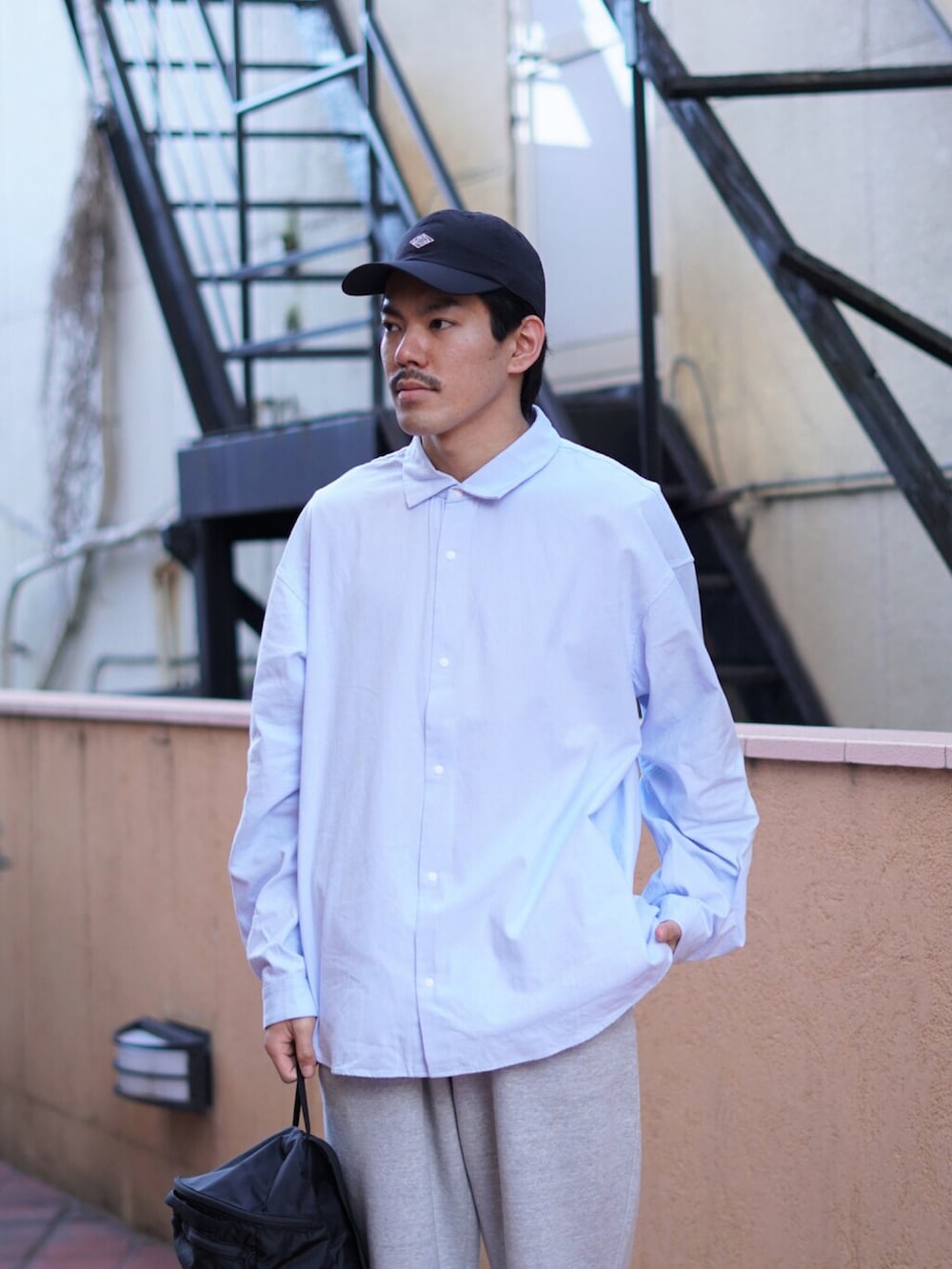 「スウェットパンツ、スウェット、シャツ、キャップ、YAECA、きれいめカジュアル、シャツスタイル、Danner、シャツコーデ、REMI RELIEF NAVY LABEL、REMI RELIEF」｜「DANTONのアイテム（キャップ、ブラック系）」を使った、ARKnets STAFFさん（メンズ・172cm）の冬コーディネートの3枚目の写真