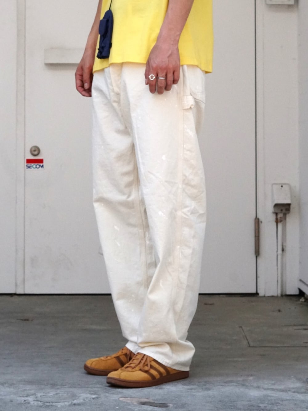 「orslow、別注、ホワイトデニム、カバーオール、addidas、stockholmsurfboardclub、STANDARD CALIFORNIA、ゆるコーデ、シンプル、セットアップ、ペインターパンツ、ペンキ加工、休日スタイル、カジュアル、今日のコーデ」｜「orSlowの【ONLY ARK】別注 PAINTER PANTS（デニムパンツ、ホワイト系）」を使った、ARKnets STAFFさん（メンズ・185cm）の春コーディネートの3枚目の写真