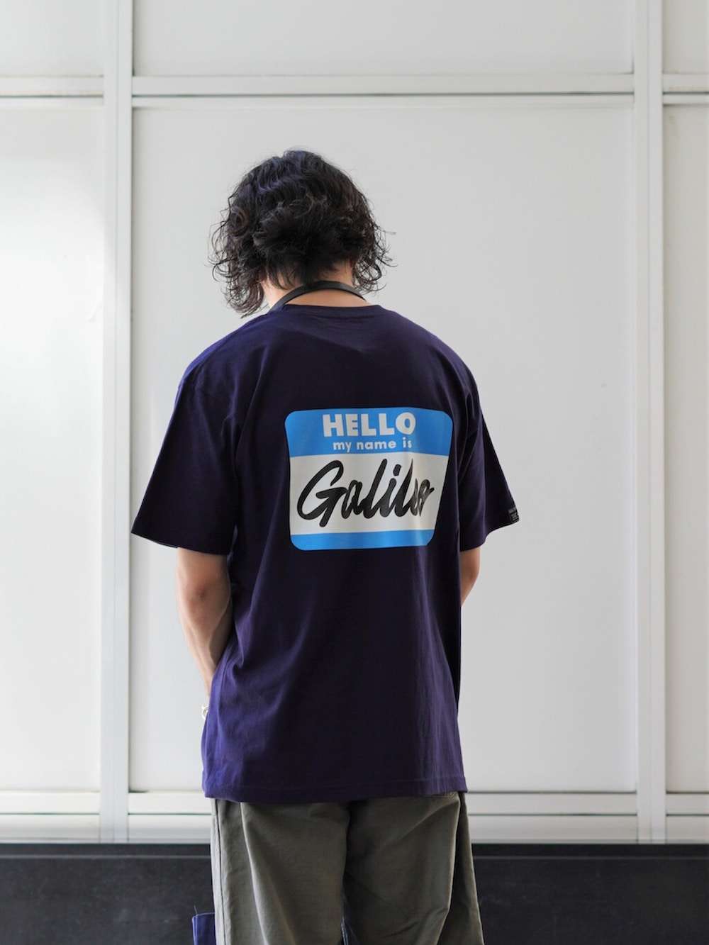 「トートバッグ、ロゴT、ベイカーパンツ、カーゴパンツ、真夏のアクティブスタイル、ストリート、REMI RELIEF NAVY LABEL、WP、プリントT」｜「WPのアイテム（Tシャツ/カットソー、ブルー系）」を使った、ARKnets STAFFさん（メンズ・169cm）の夏コーディネートの2枚目の写真