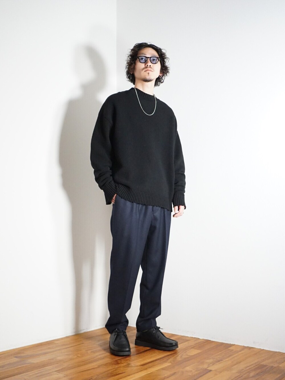 「シンプルスタイル、ニット、ラクチンコーデ、パンツスタイル、モノトーンコーデ、スウェット、モッズコート、ミリタリー、スラックス、ブーツ、marka」｜「markaのmarka / マーカ：MODS PARKA - wool×linen backsatin -：M22C-10CO01C[COR]（モッズコート、グリーン系）」を使った、ARKnets STAFFさん（メンズ・175cm）の冬コーディネートの2枚目の写真