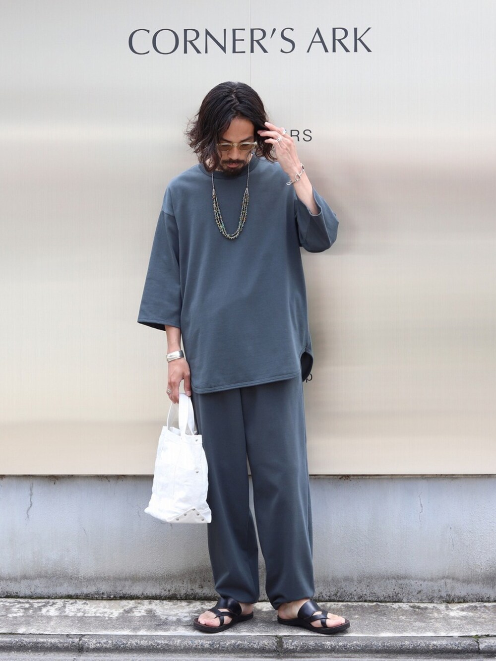 「初夏コーデ、シンプルコーデ、休日スタイル、セットアップ、Tシャツ、ブラウス、graphpaper、marka、トートバッグ、YAECA」｜「Graphpaperのアイテム（シャツ/ブラウス、ブルー系）」を使った、ARKnets STAFFさん（メンズ・175cm）の春コーディネートの3枚目の写真