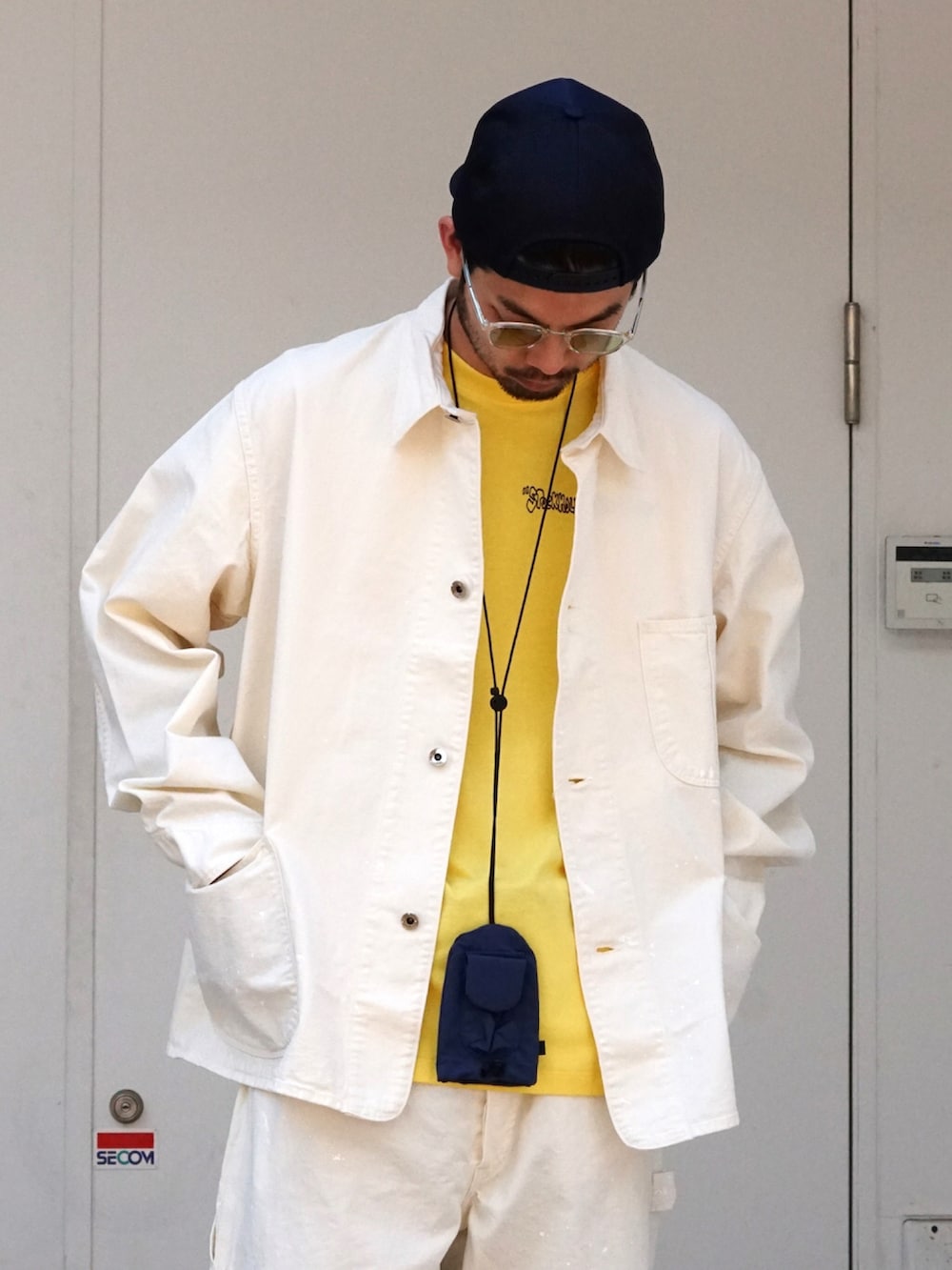 「orslow、別注、ホワイトデニム、カバーオール、addidas、stockholmsurfboardclub、STANDARD CALIFORNIA、ゆるコーデ、シンプル、セットアップ、ペインターパンツ、ペンキ加工、休日スタイル、カジュアル、今日のコーデ」｜「orSlowの【ONLY ARK】別注 PAINTER PANTS（デニムパンツ、ホワイト系）」を使った、ARKnets STAFFさん（メンズ・185cm）の春コーディネートの2枚目の写真