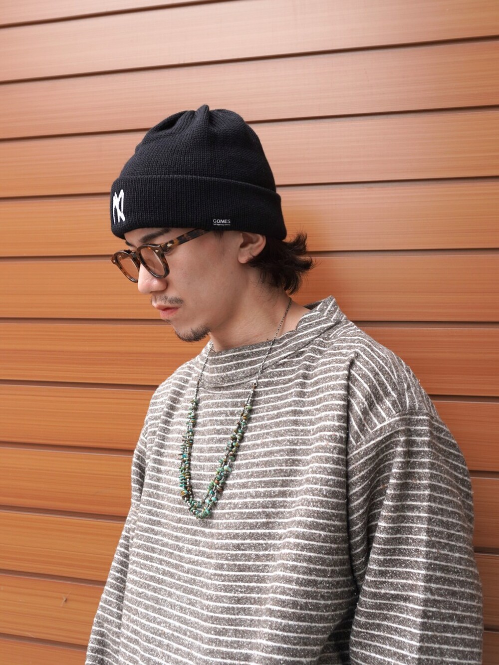 ブラウン系のTシャツ/カットソー、ベージュ系のハンドバッグ、その他のカーゴパンツを着用したメンズの秋コーディネートの4枚目の写真