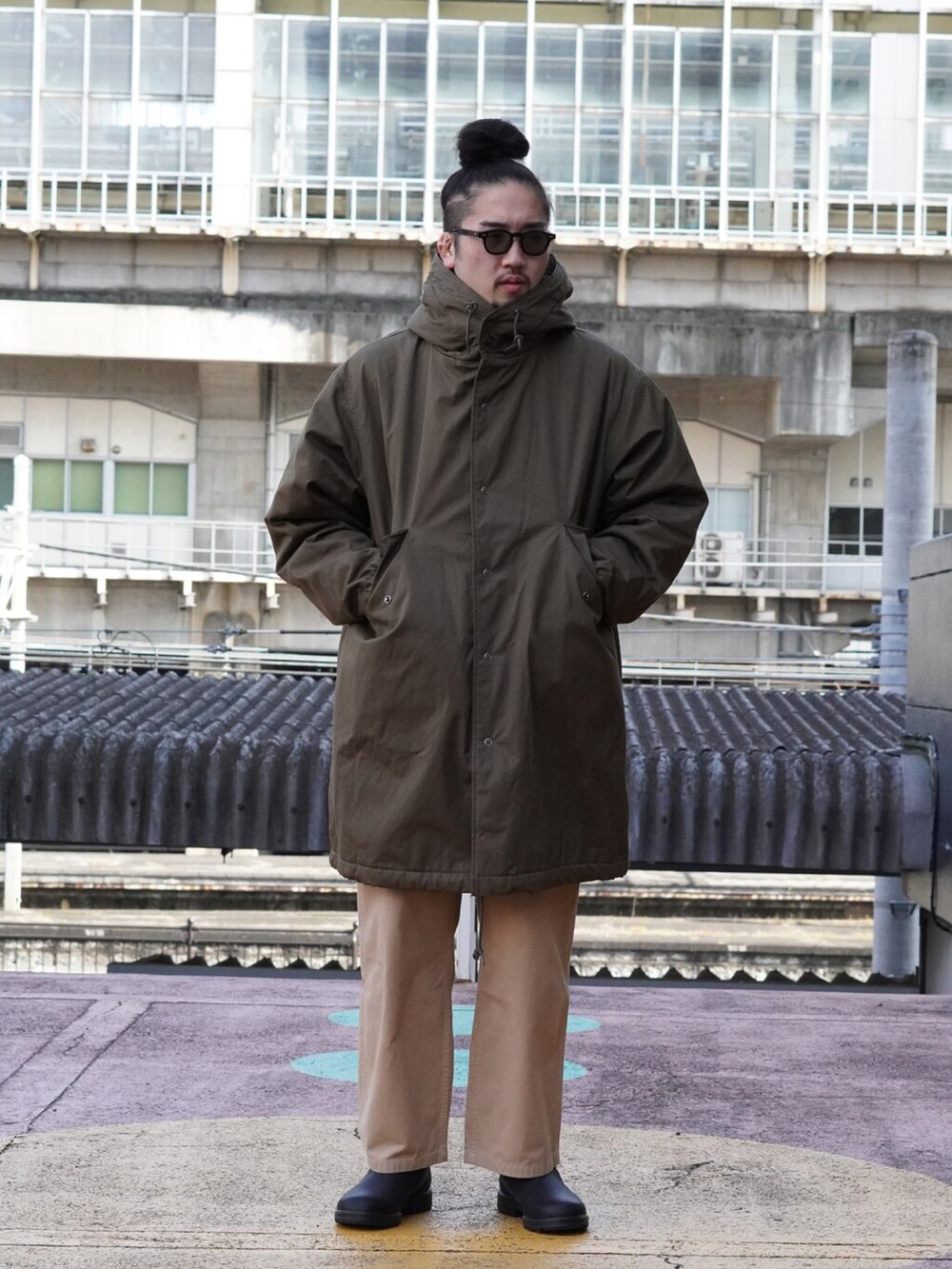 「スウェット、コート、ブーツ、チノパン、サングラス、冬コーデ、GRAMICCI、marka、チョコ色に染まれ、REMI RELIEF NAVY LABEL」｜「markaのアイテム（その他アウター、ブラック系）」を使った、ARKnets STAFFさん（メンズ・180cm）の冬コーディネートの2枚目の写真
